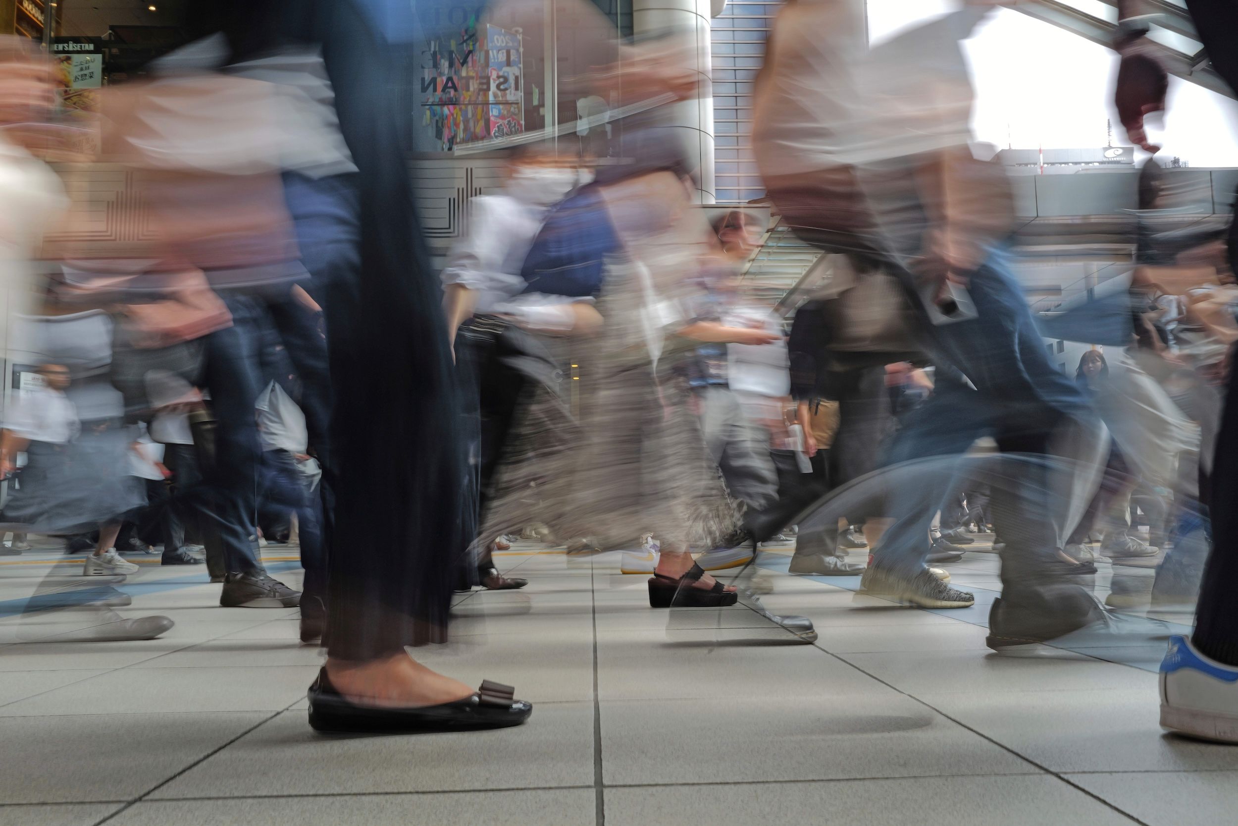 2025年7月4日，人們在東京品川車站通勤。（美聯社）
