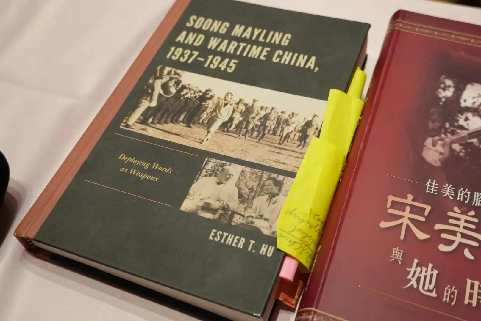 波士頓大學教授胡斯慧撰寫的新書《宋美齡與烽火中國，1937-1945》。（張鈞凱攝）