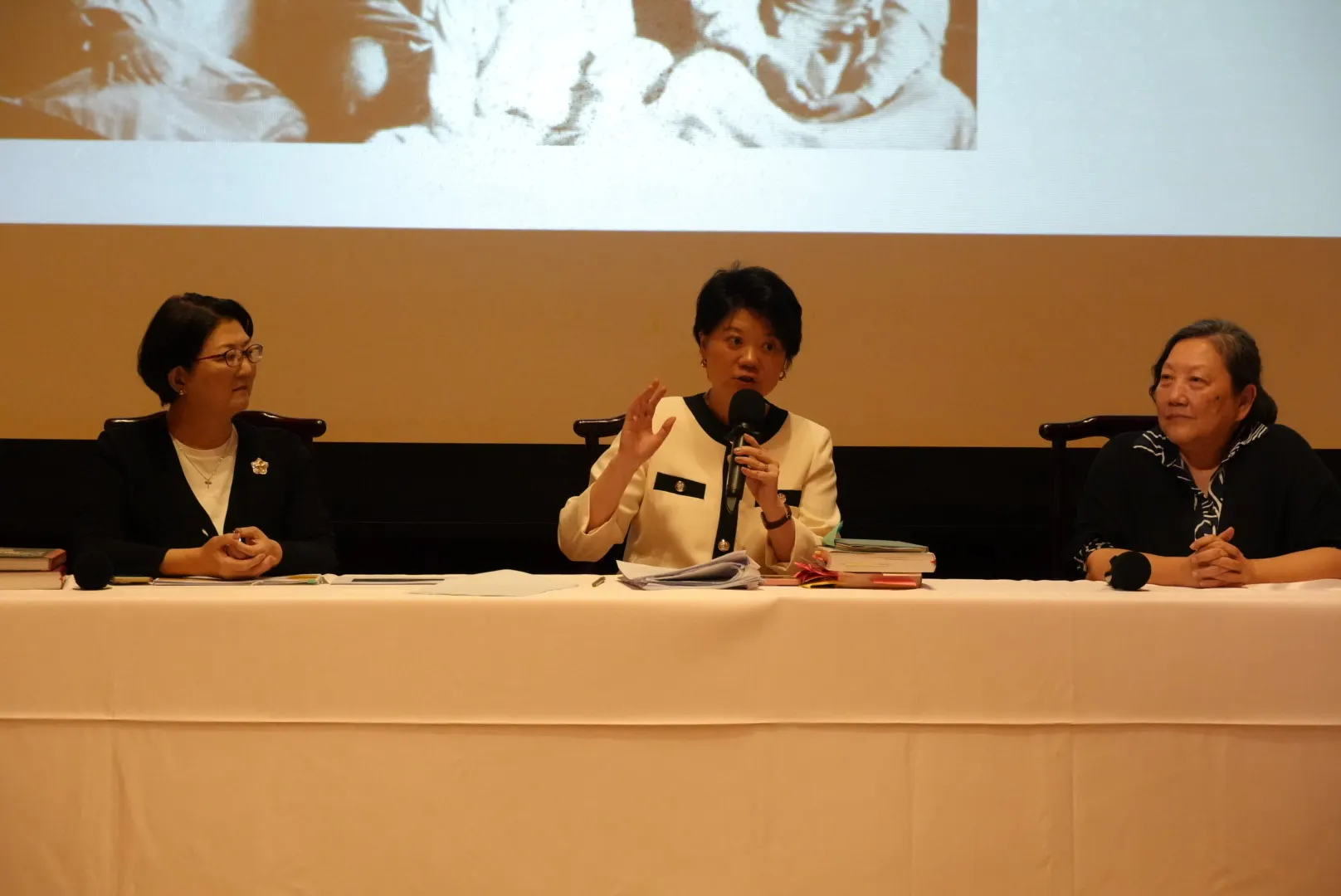 婦聯會7月9日下午舉行《宋美齡與烽火中國，1937-1945》新書發表分享會，作者胡斯慧（中）、婦聯會主會雷倩（左），以及中國文化大學圖書館館長陳立文（右）對談。（張鈞凱攝）