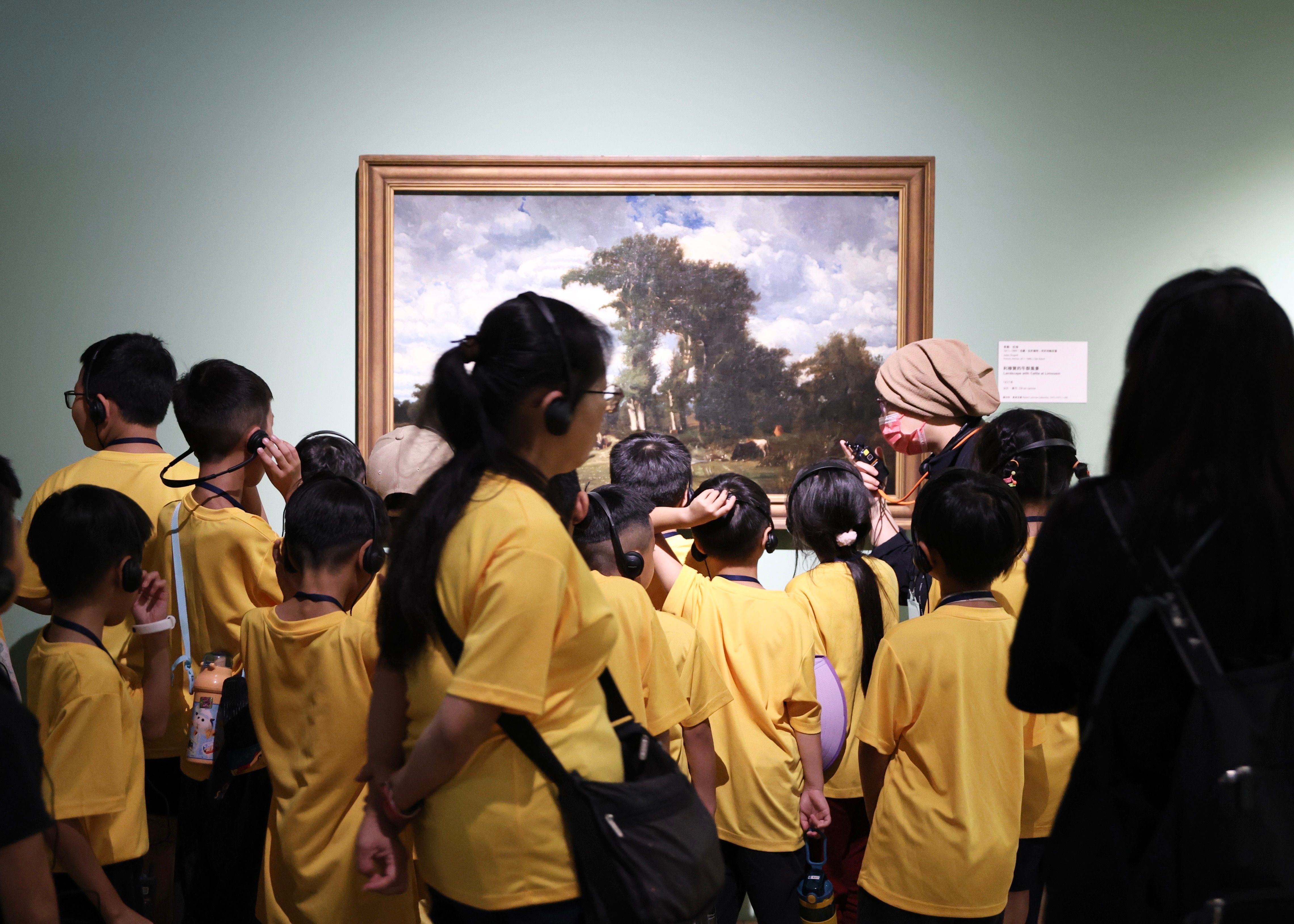 國泰金控日前舉辦「美國大都會博物館名作展──公益觀展日」，孩童們隨導覽員品味名畫，有趣互動宛如小小藝術鑑賞家。 （圖／國泰金控提供）