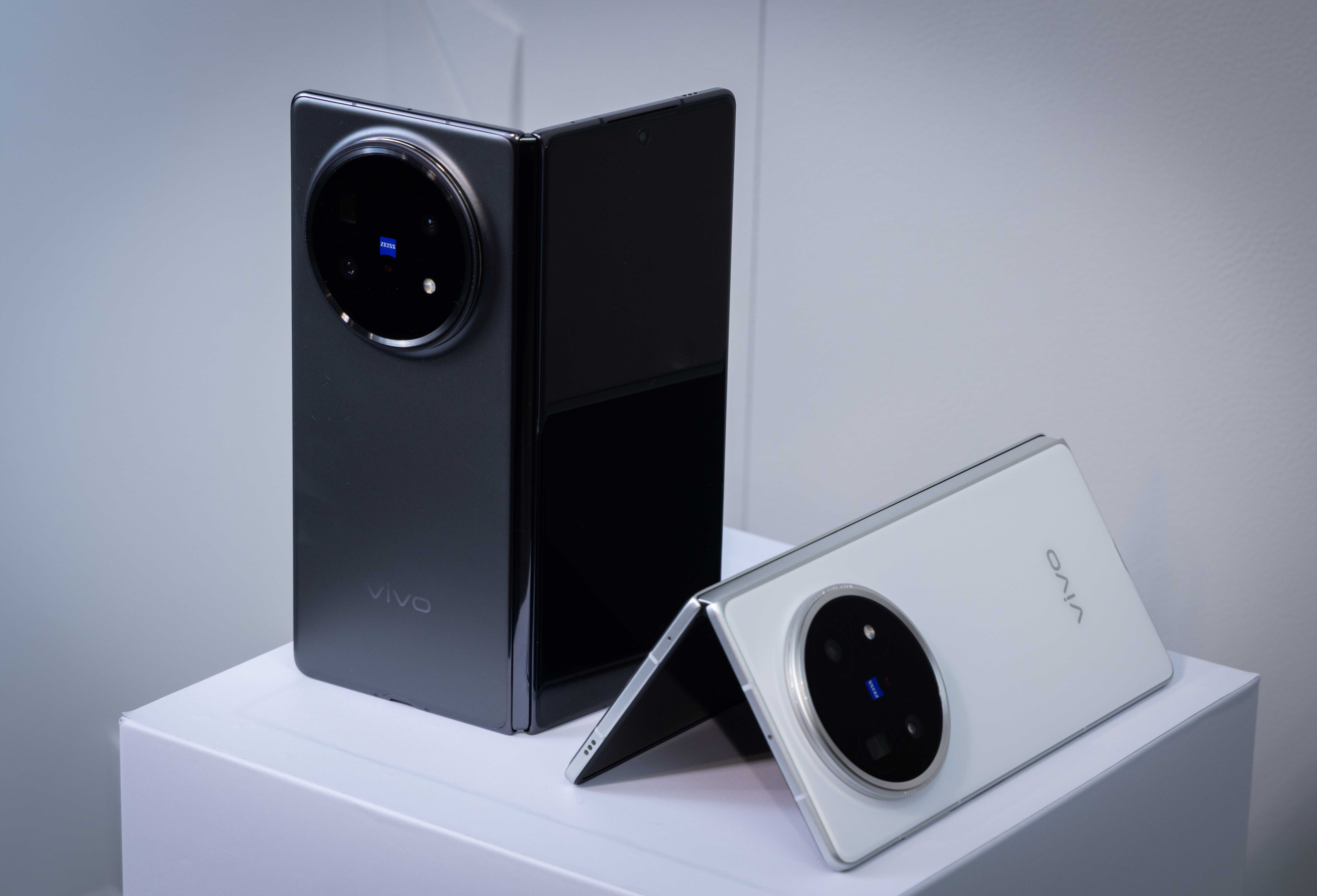 vivo X Fold5，機身重量僅217克，厚度薄至9.2毫米，不僅顛覆摺疊機「厚重笨重」的刻板印象，更以旗艦級效能、蔡司專業影像與頂尖續航力，樹立摺疊手機的嶄新標竿。