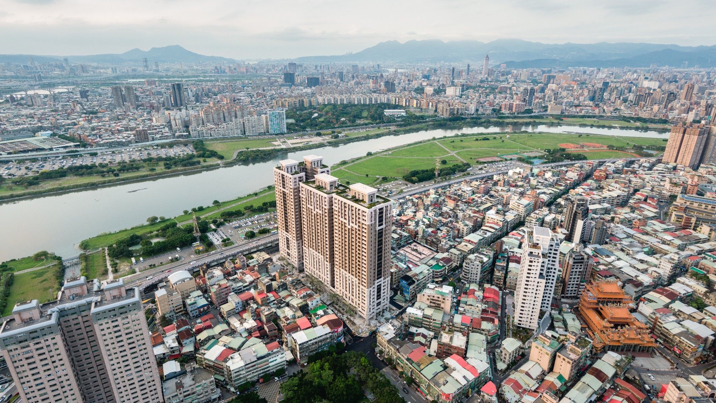 透過本計畫得以整合大面積都更與小面積危老基地，將臨路條件差的危老基地之建築容積，調派到臨主幹道的大面積基地。(圖/新北市政府城鄉發展局)