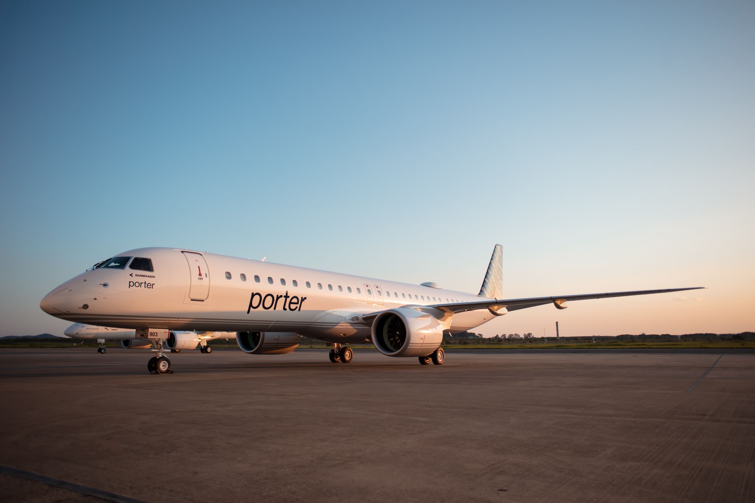 一款由巴西航太製造的Embraer E195-E2客機準備起飛。（美聯社）