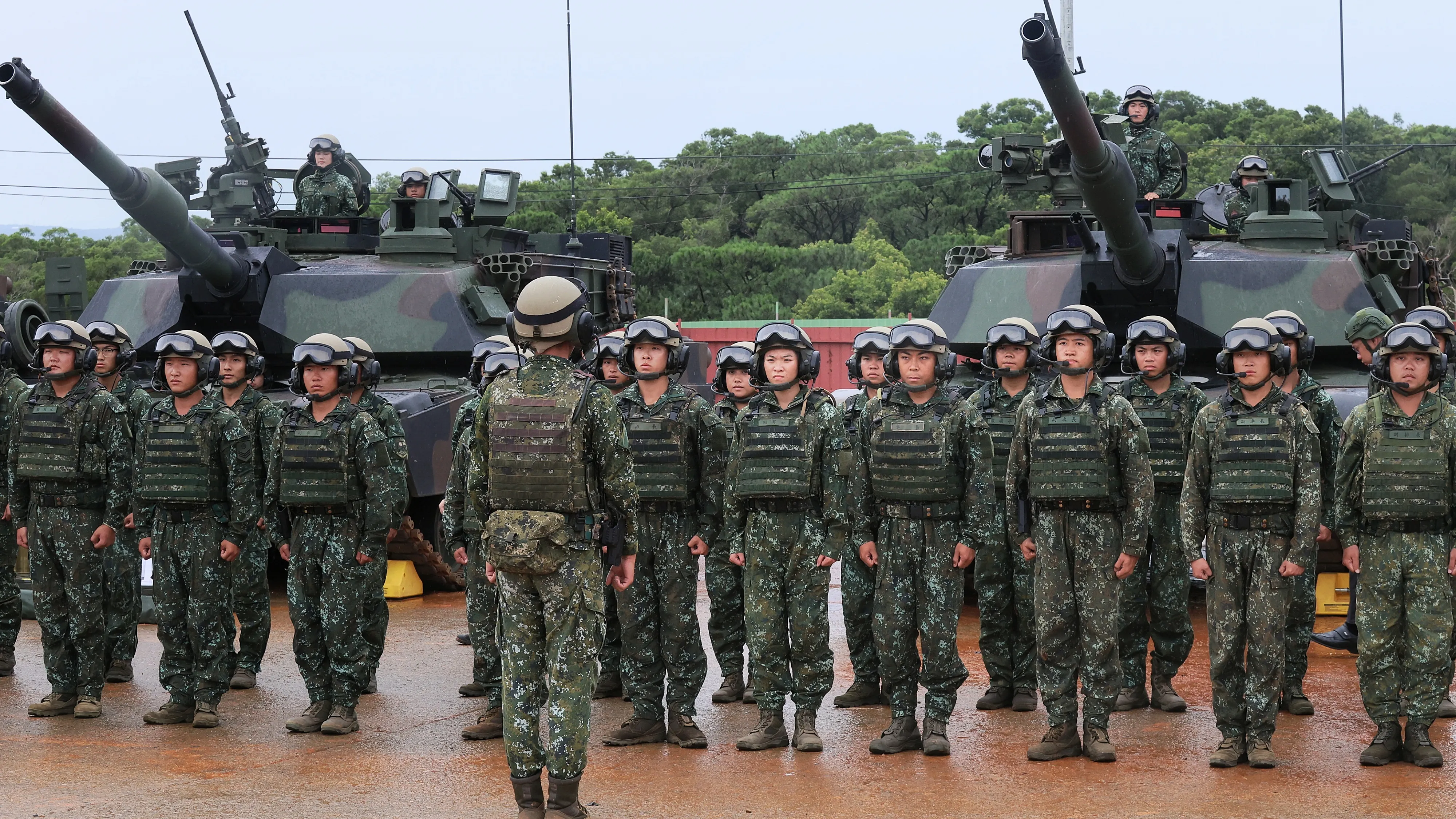 20250710-国防部は10日に「陸軍M1A2T新式戦車交代訓練実弾演習」を行い、参加した国軍将兵及びM1A2T新式戦車の演習の模様。（柯承惠撮影）