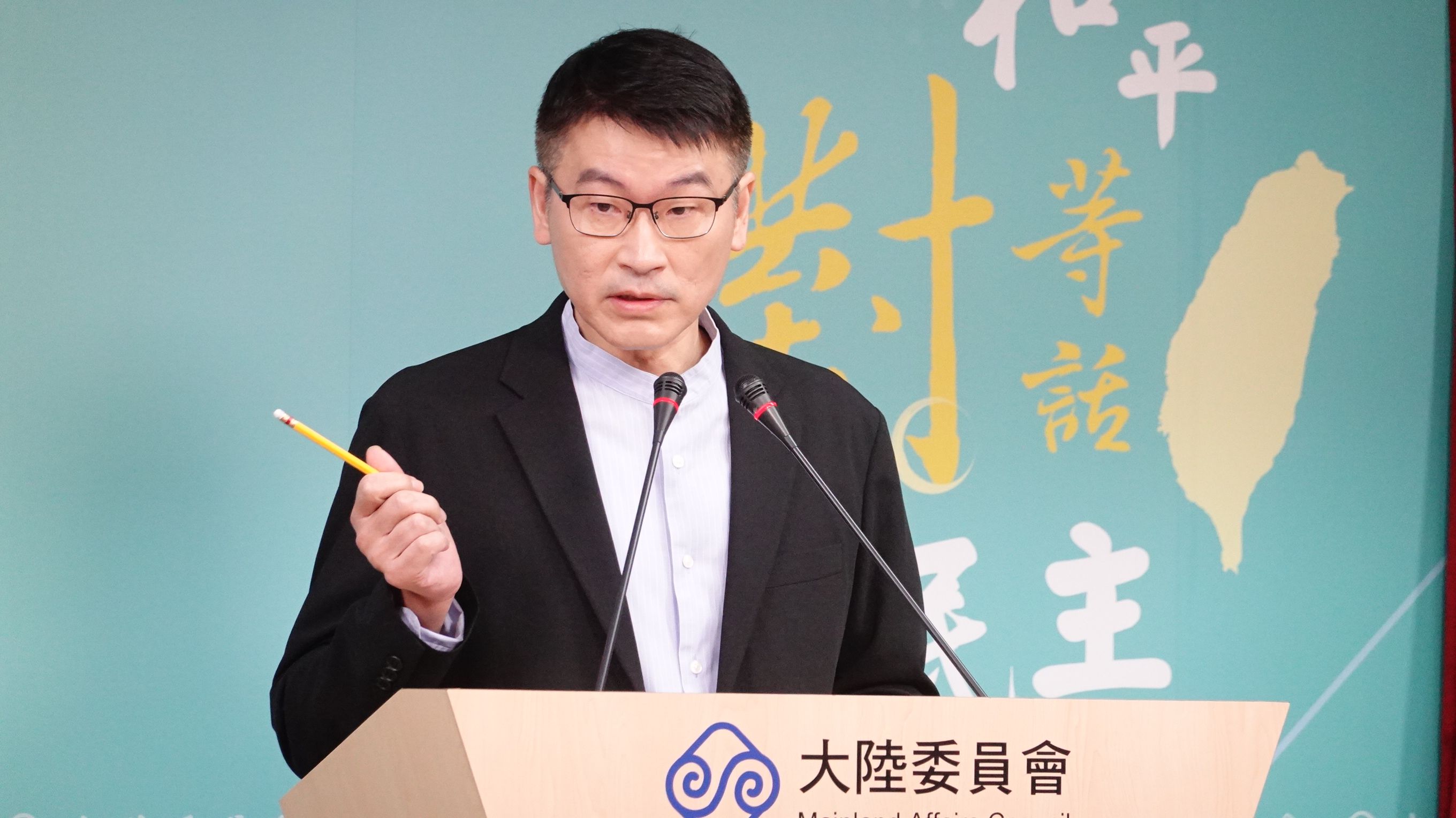 陸委會副主委梁文傑7月10日主持例行記者會，他指出，教育部編審「識讀中國」補充教材時，陸委會會提醒，「大陸人民也是中華民國國民」的解釋已經失效。（楊騰凱攝）