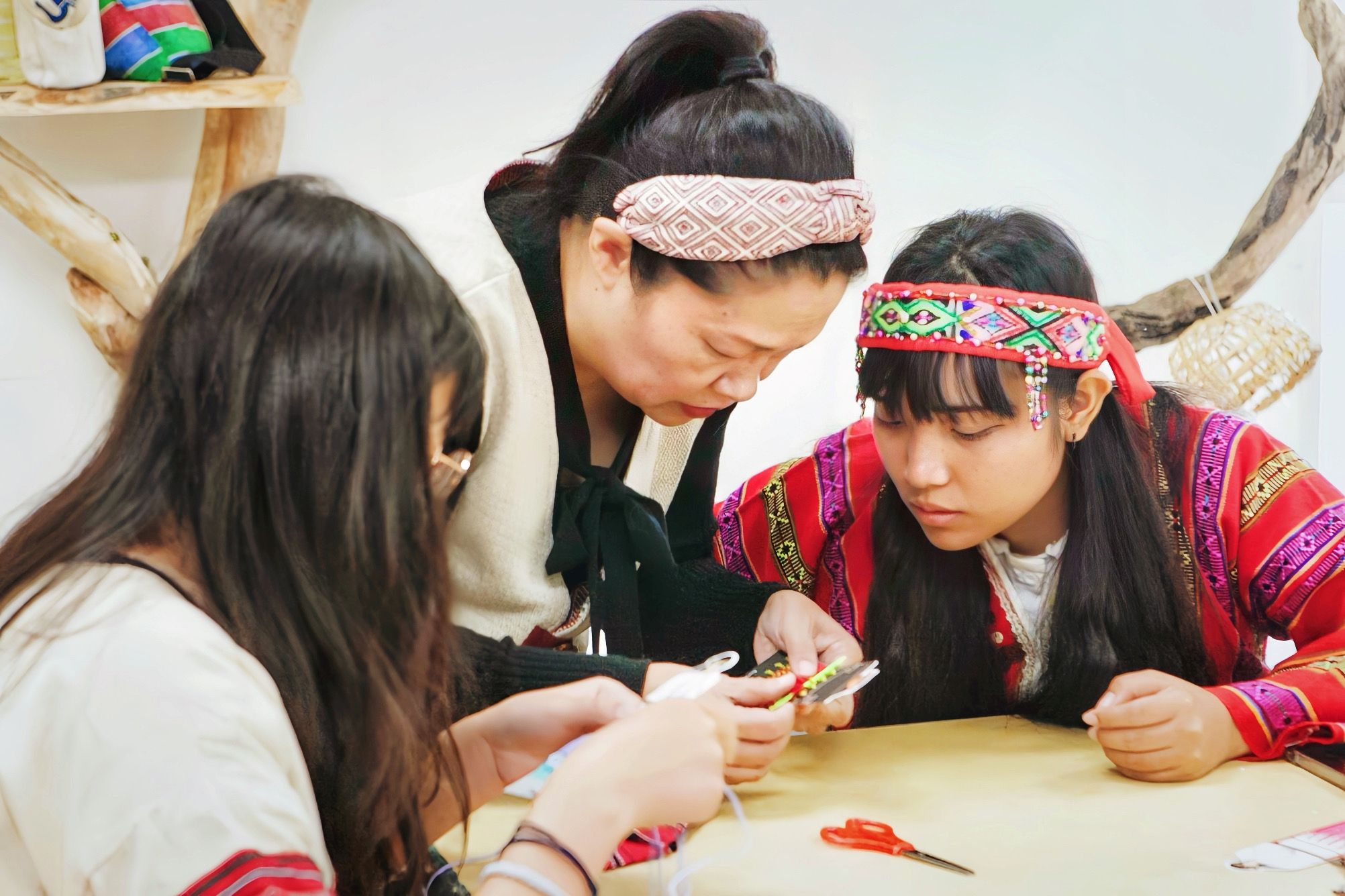 與南島工藝師們一同編織珍貴文化體驗。(圖/新北市立十三行博物館)
