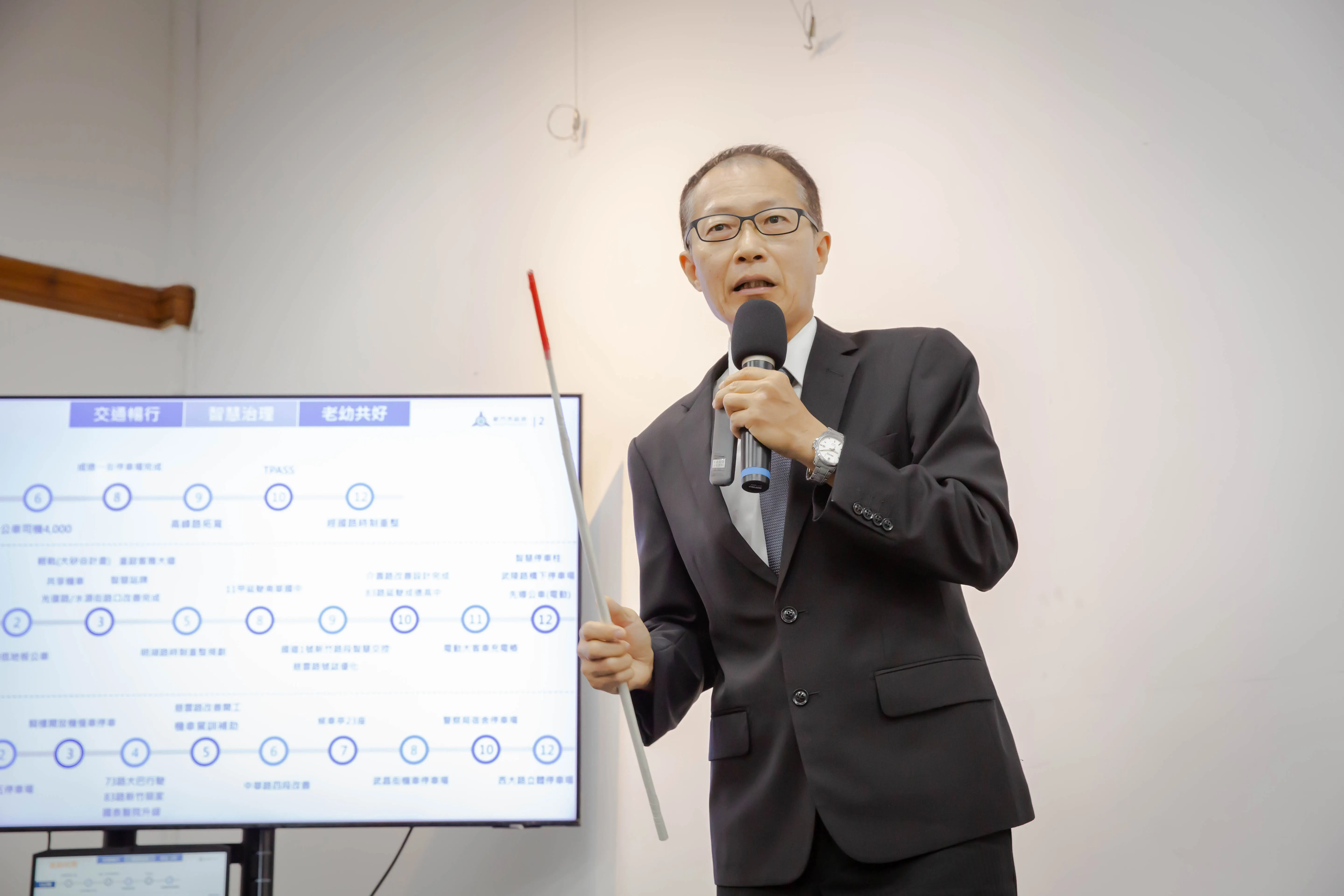 交通處長倪茂榮表示，高市長上任後成功爭取交通部「公共充電樁補助計畫」補助經費，預計於年底前，在全市完成268槍電動車充電樁的建設。（圖／新竹市政府提供）