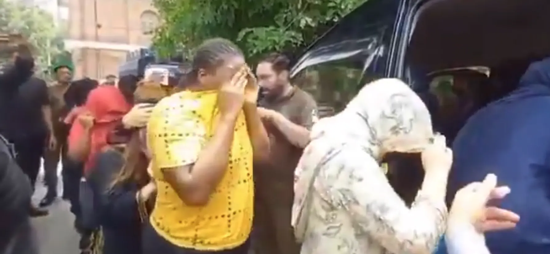 巴基斯坦警方破獲大型詐騙中心，一口氣逮捕149名嫌犯、其中有多達48人來自中國。（翻攝自X粉專）