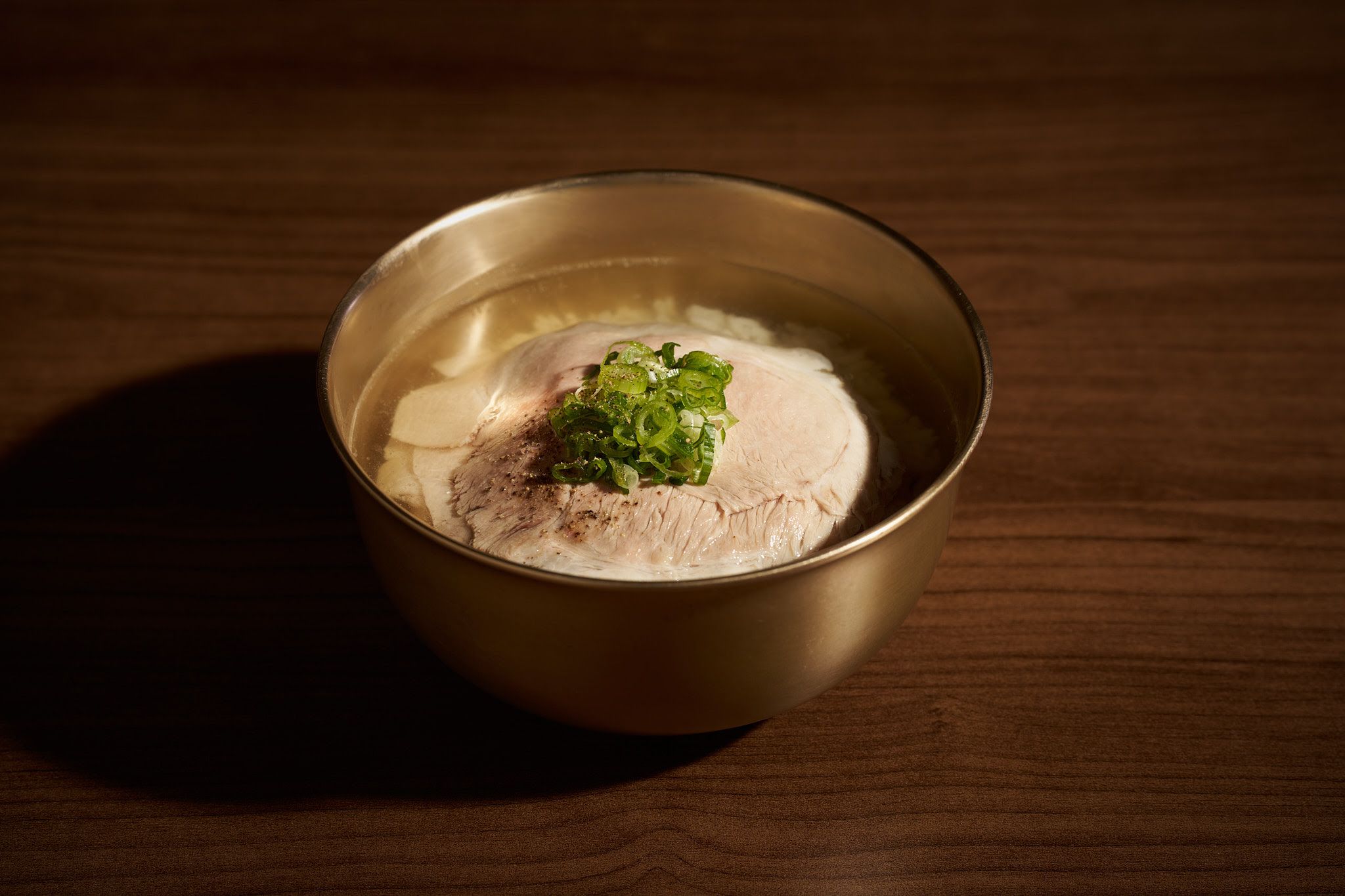 韓国・ソウル発のコムタンスープ専門店「オクドンシク（OKDONGSIK）」が、2025年8月上旬に東京都新宿区大久保で日本初上陸を果たす。オクドンシクPR 事務局