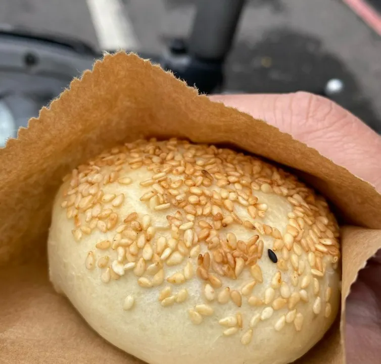 老曾碳烤燒餅店。（圖／台灣旅行小幫手臉書）