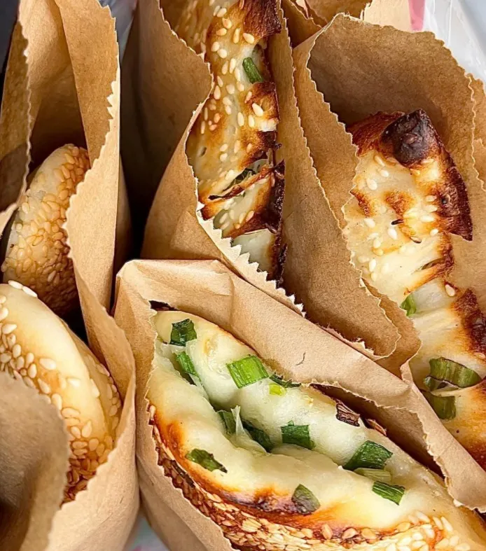 老曾碳烤燒餅店。（圖／台灣旅行小幫手臉書）