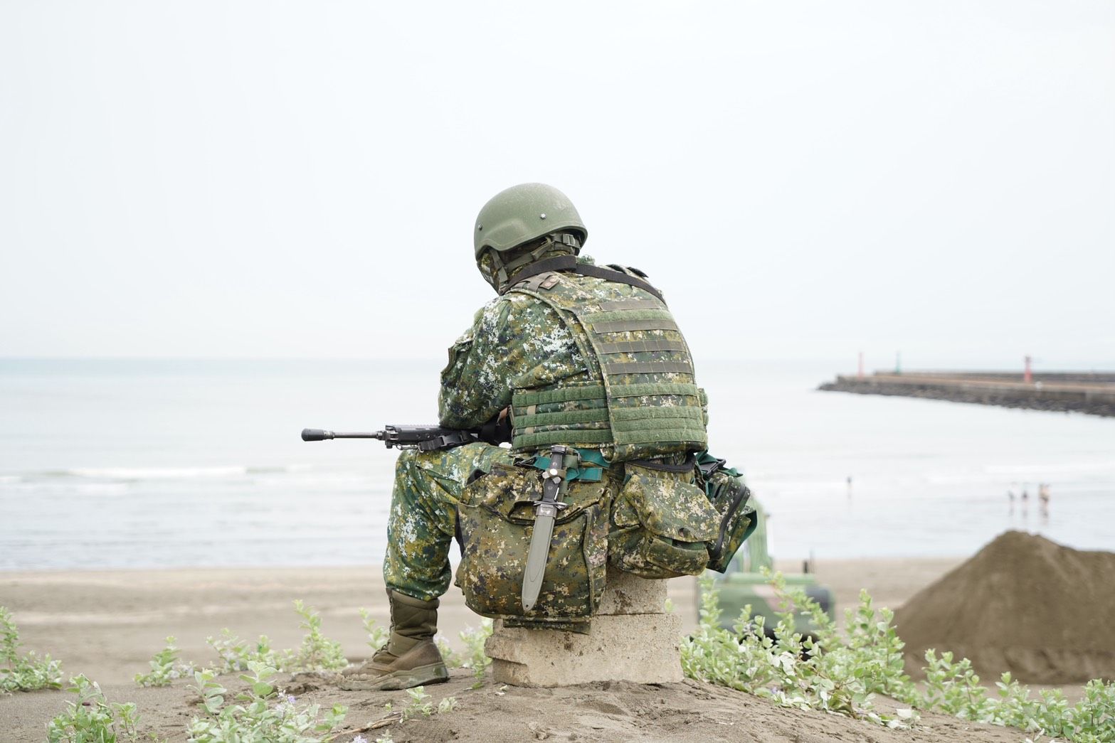20250711-33化兵群拉到前線做縱火阻絕設置。（張曜麟攝）