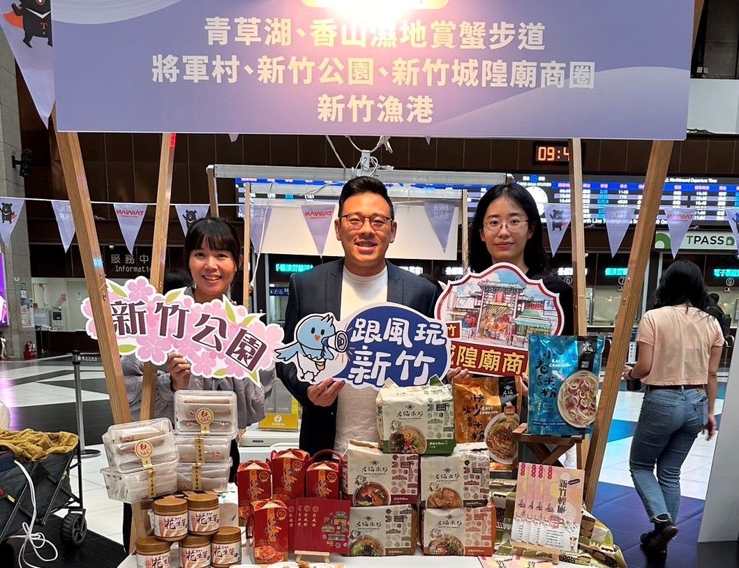 竹市府城銷處長林昱志（中）在新竹市六大觀光亮點攤位同仁合影。（圖／新竹市政府提供）