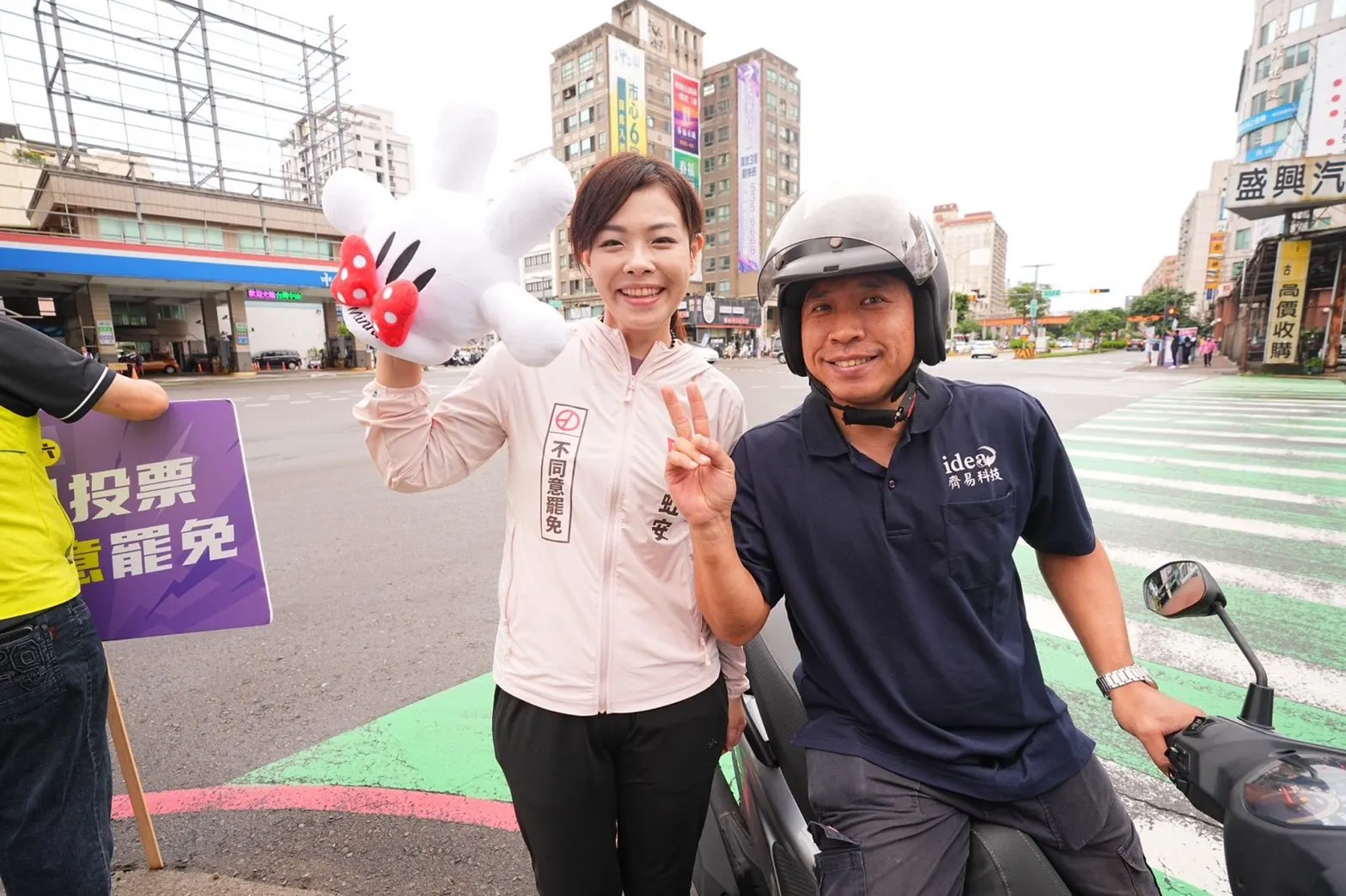 年輕朋友騎車經過時特別停下，主動與高虹安合照、簽名。（圖／新竹反罷免總部提供）