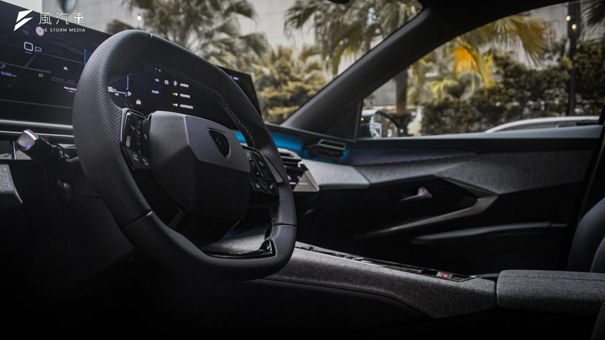 Peugeot 3008 / 5008 HYBRID 延續「獅王美學」的革新精神，打造融合科技感與高品質沉浸氛圍的「星際座艙」體驗。
