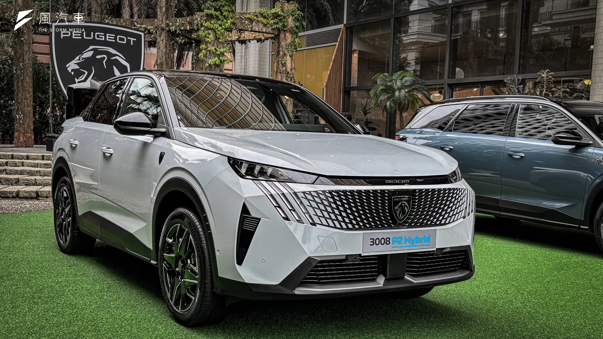 PEUGEOT 3008 HYBRID 採用獨特的「 Fastback 飛獅背」斜背設計，勾勒出「COUPE雙門跑車」般的修長動感輪廓，並首度導入創新的懸浮式擾流尾翼，不僅優化空氣力學表現，更強化整體車身姿態的流線張力。