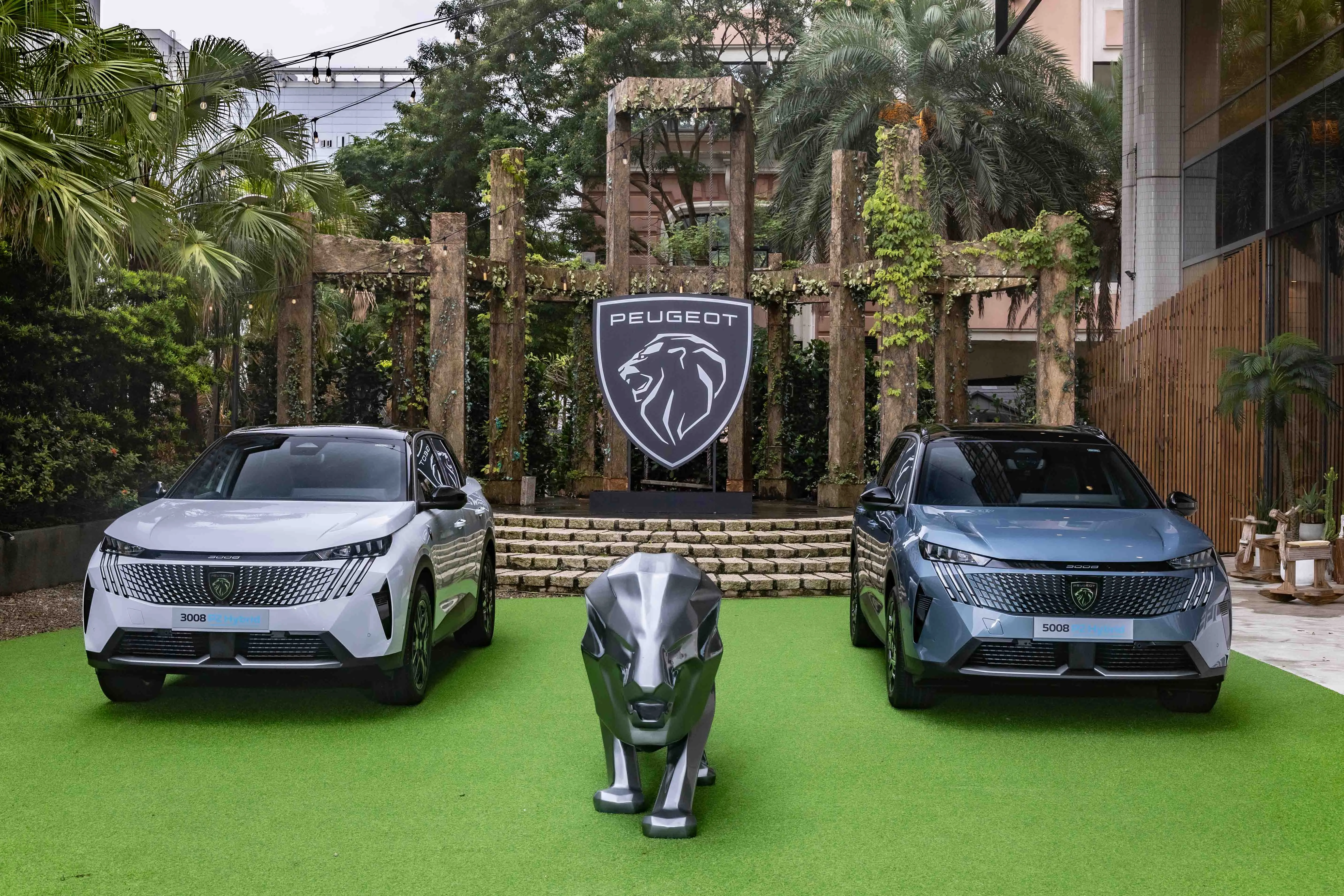 「飛獅背跑旅」PEUGEOT 3008 HYBRID 與「獅王大休旅」PEUGEOT 5008 HYBRID，結合全新世代的法式設計美學，強勢挑戰國產休旅車款的價格帶。(圖片來源：寶嘉聯合 Peugeot )