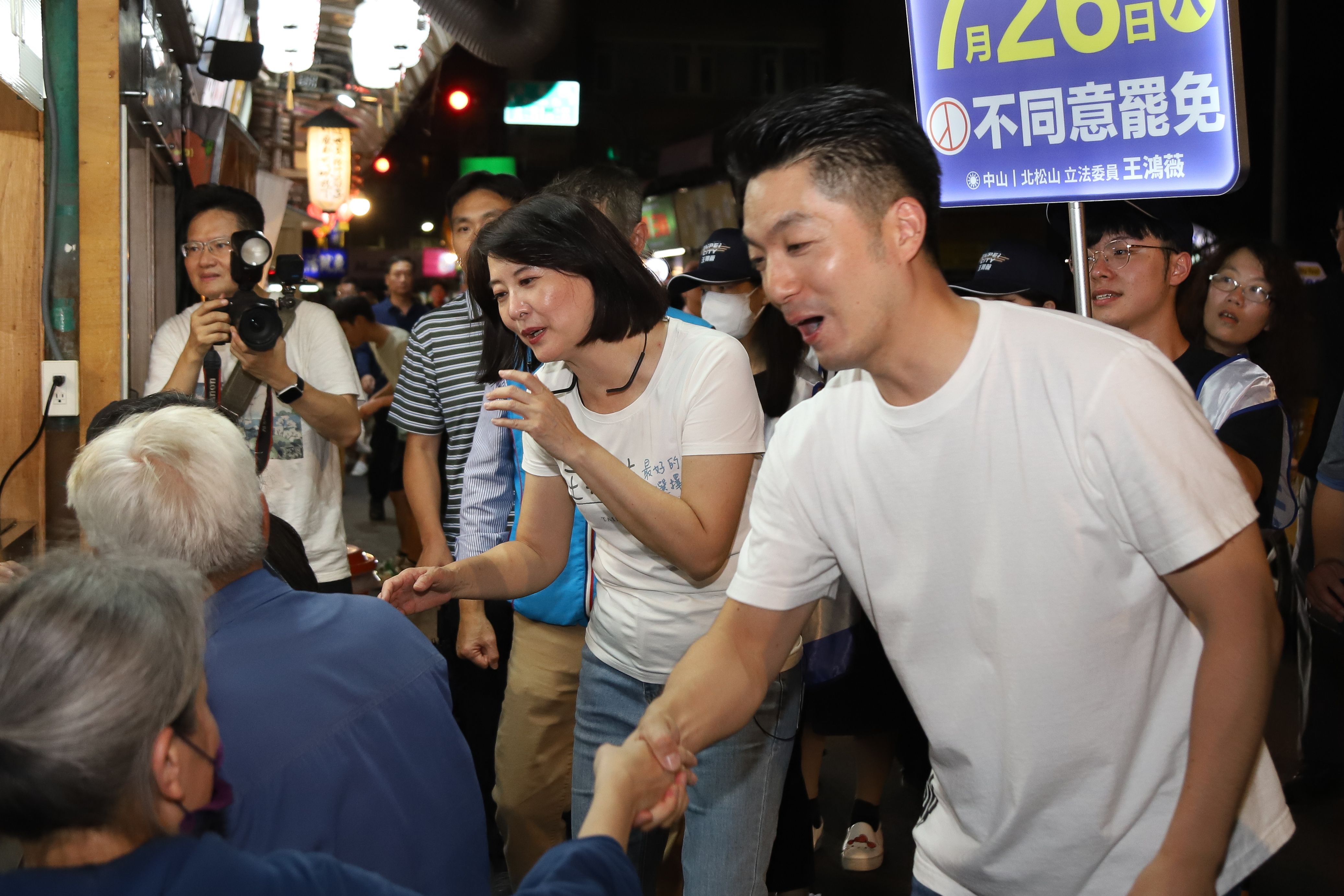 20250711-台北市長蔣萬安陪同立委王鴻薇遼寧夜市掃街。（陳品佑攝）
