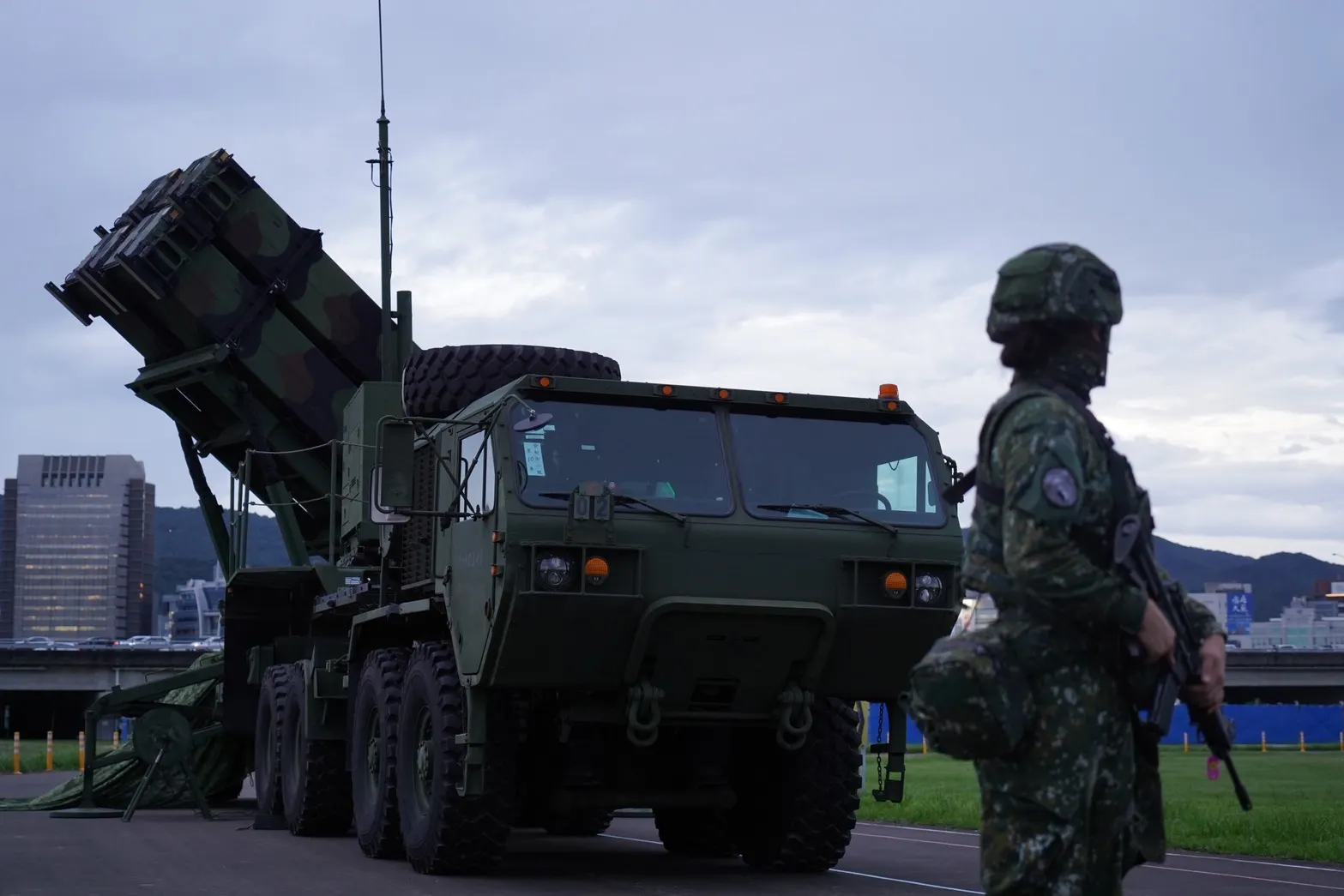 20250711-空軍防空・飛行ミサイル指揮部の愛国者防空ミサイル連隊が台北市大直の美堤河浜公園および松山空港近くの観山河浜公園に展開し、クロスエリア増援任務を行い、警衛区域の領空を防衛。（張曜麟記者）