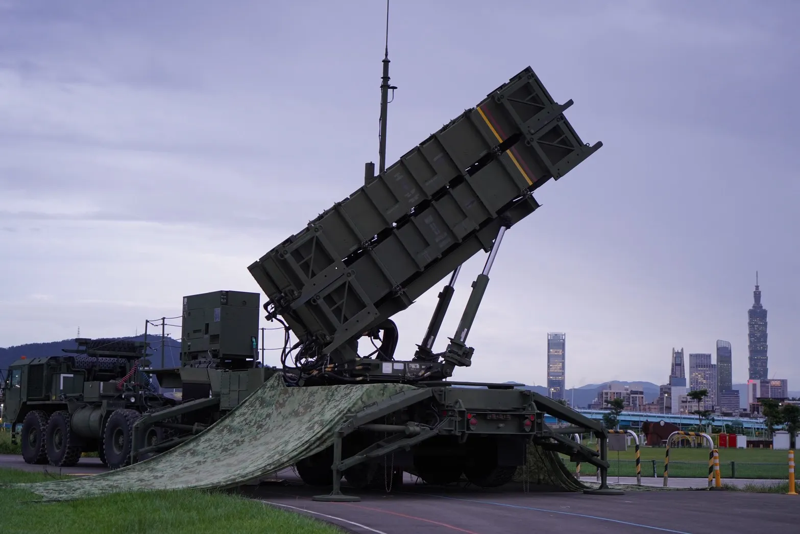 20250711-空軍防空暨飛彈指揮部的愛國者防空飛彈連進駐台北市大直的美堤河濱公園以及松山機場旁的觀山河濱公園，實施跨區增援任務，捍衛衛戍區領空。（張曜麟攝）