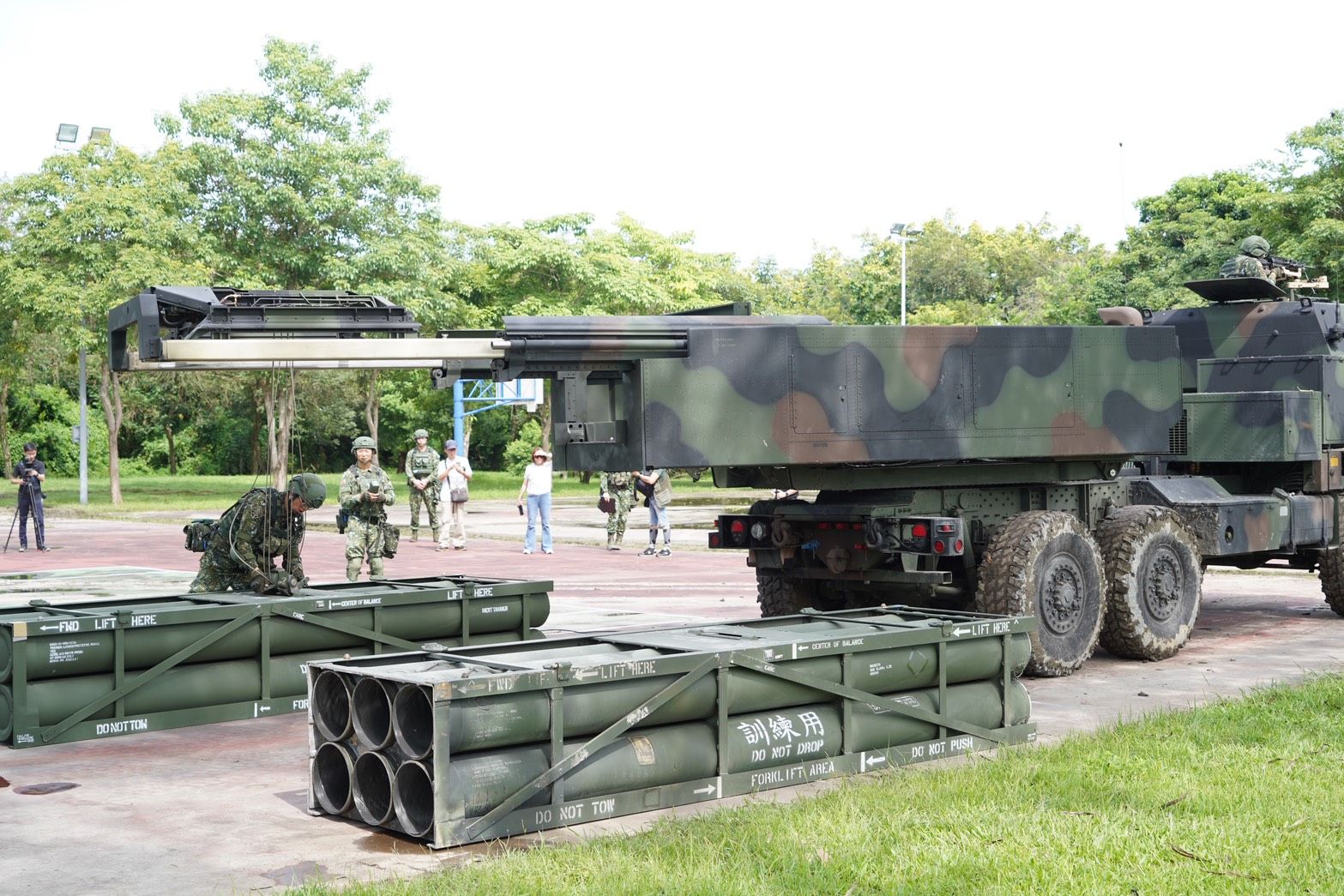 陸軍砲兵第五八指揮部12日在台中地區針對海馬士多管火箭系統進行驗證。（張曜麟攝）