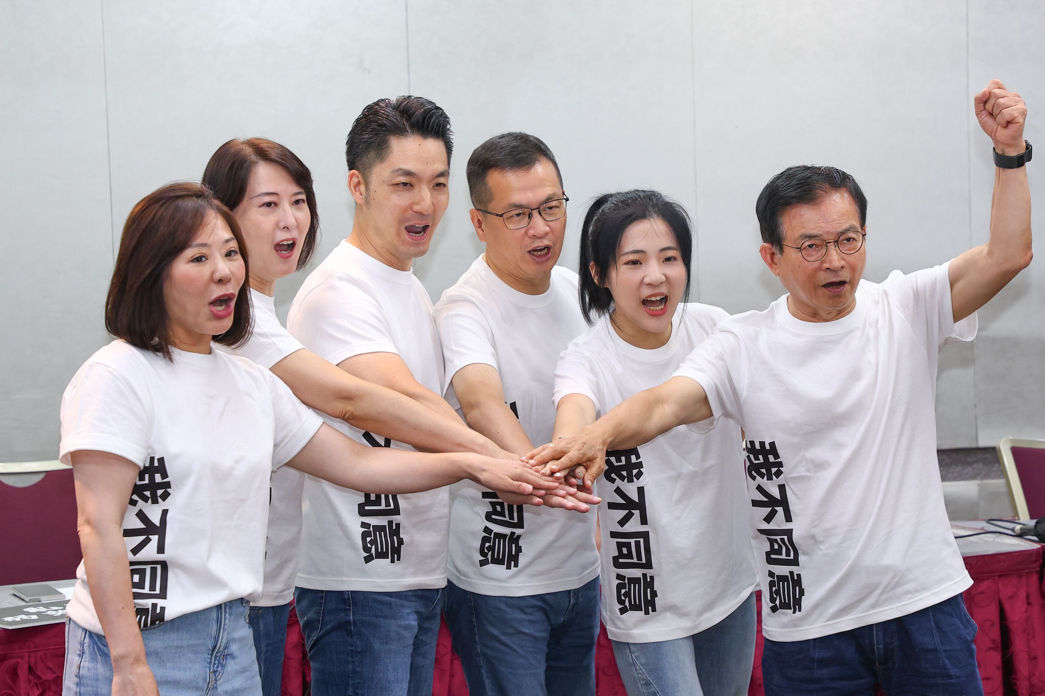 20250712-台北市長蔣萬安（左三）、国民党議員李彥秀（左起）、王鴻薇、羅智強、徐巧芯、賴士葆が12日に出席した台北チーム反リコール広告発表記者会見（顏麟宇撮）