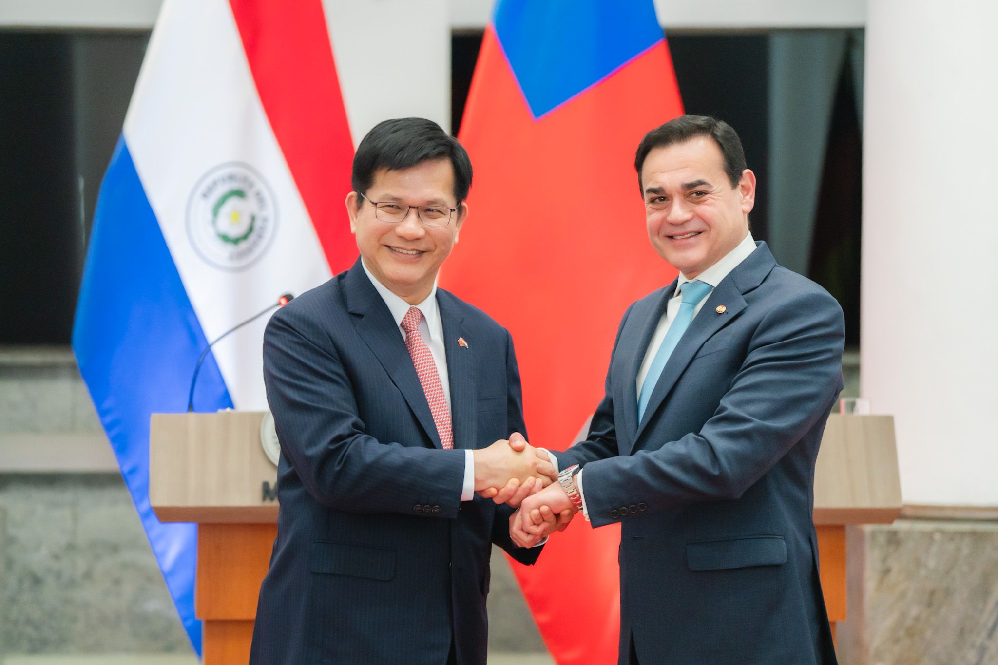 20250712-外交部長林佳龍（左）與巴拉圭外交部長拉米雷斯（右）召開記者會。（取自林佳龍臉書）