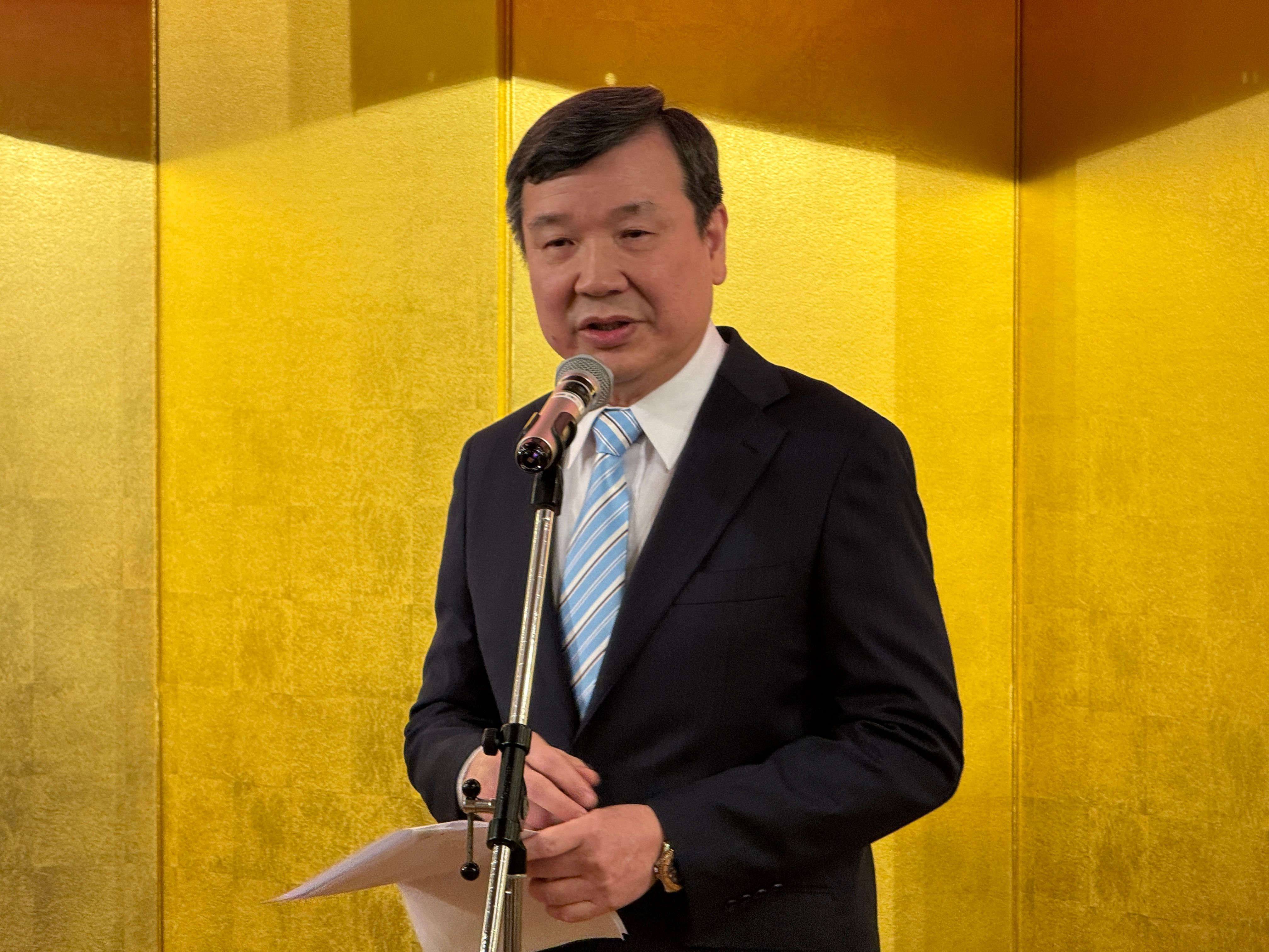 日本中華聯合総会は7月12日、東京都内のホテルで第41期会長交代式ならびに懇親会を開催し、羅鴻健氏が全会一致で再任された；李逸洋氏。黃信維