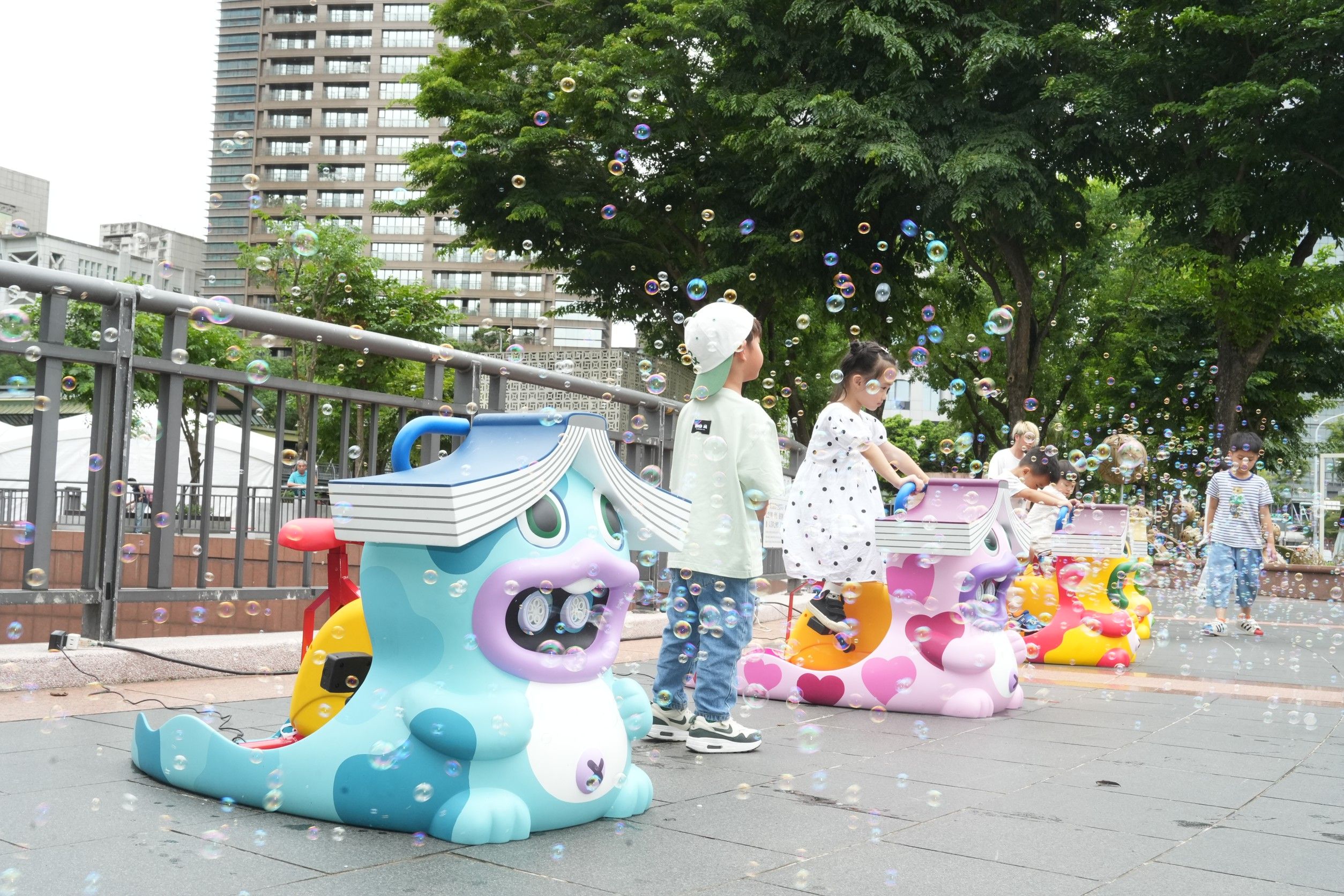 「精靈谷」集結來自荷蘭、巴西、日本、墨西哥與臺灣等國內外藝術家創作的9件大型藝術裝置作品。(圖/新北市文化局)