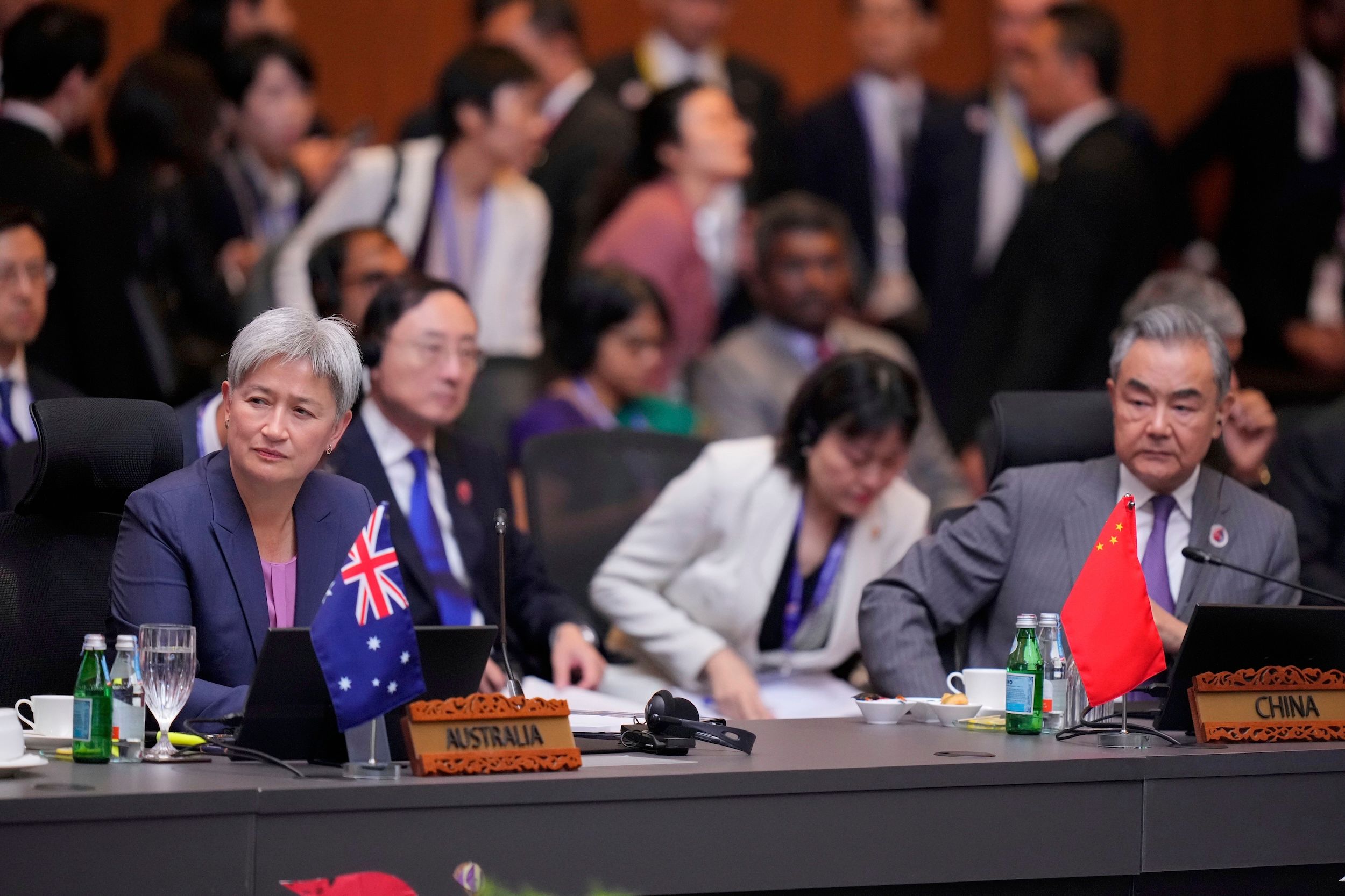 中國外交部長王毅與澳洲外交部長黃英賢在吉隆坡會議中心出席東協外交部長會議。（美聯社）