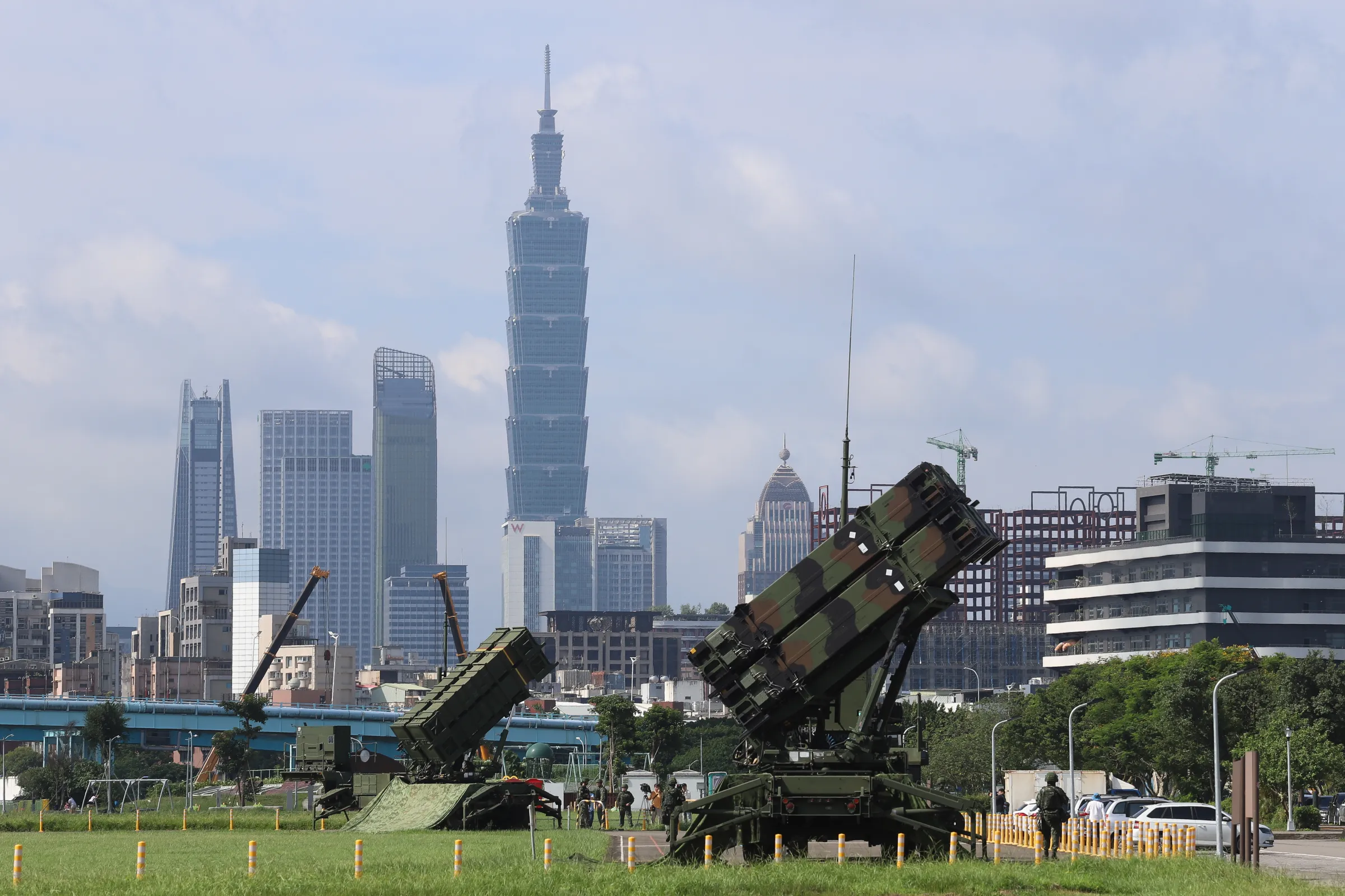 Defense Minister Gu Li-hsiung inspecting Patriot missile deployment during Han Kuang Exercise 41.
