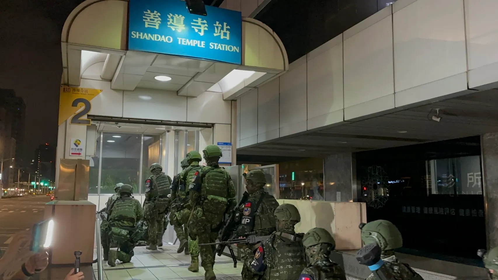 漢光演習における憲兵の演習。全力を尽くして物資を転送し、メトロを利用して1、3、5類の補給品を転送するシナリオを模擬。憲兵は午前1時30分に台北市の善導寺駅に進入。（羅立邦撮影）
