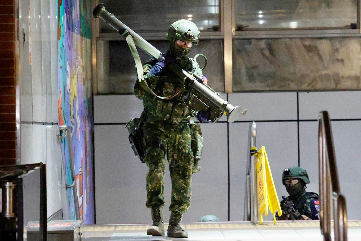憲兵首度將大眾運輸工具納入作戰運用，同時在運送物資過程中，美國軍援人攜式刺針飛彈曝光。（讀者提供）