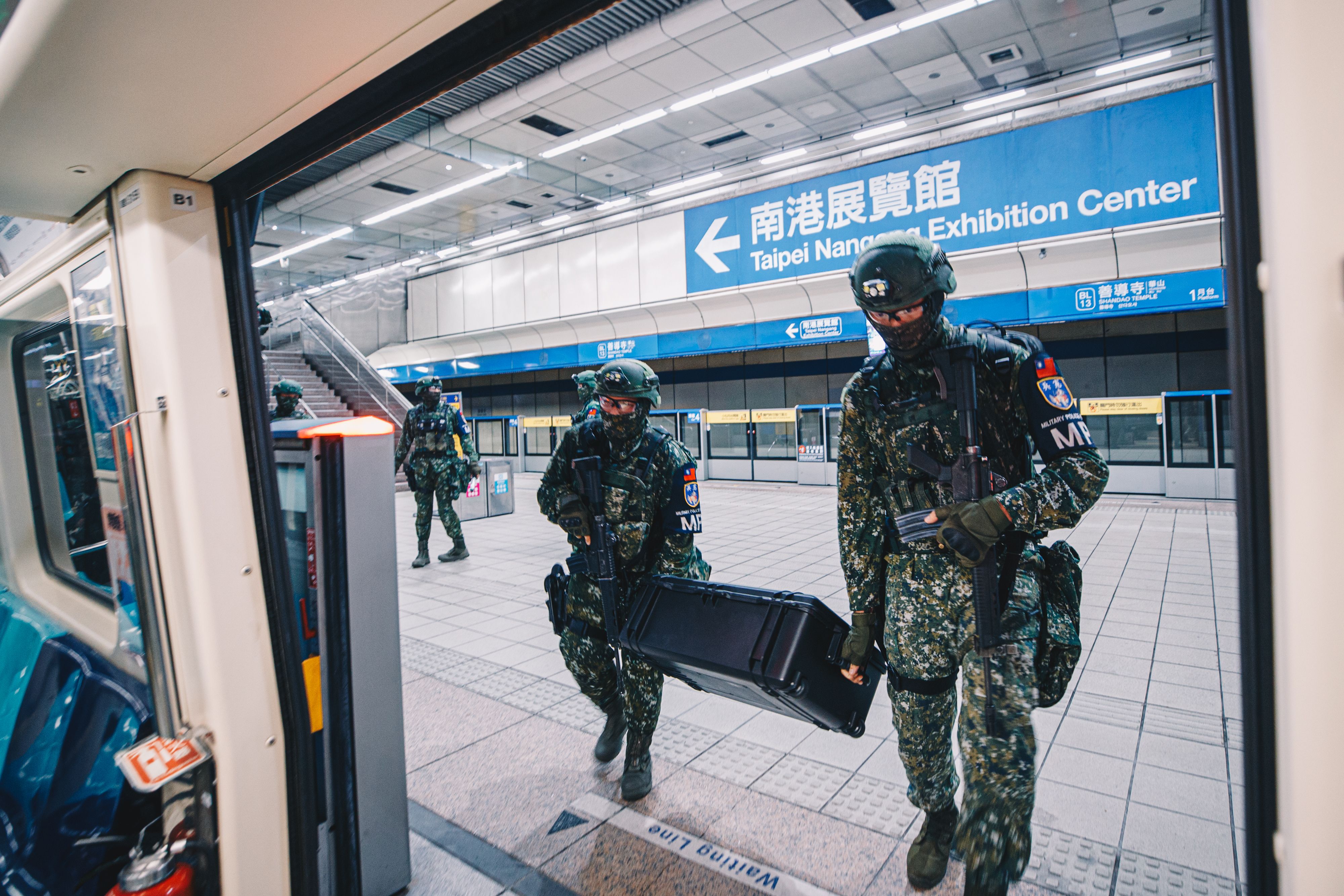 憲兵指揮部今（14）日運用地下化設施捷運執行兵力、物資轉用演練。（軍聞社提供）