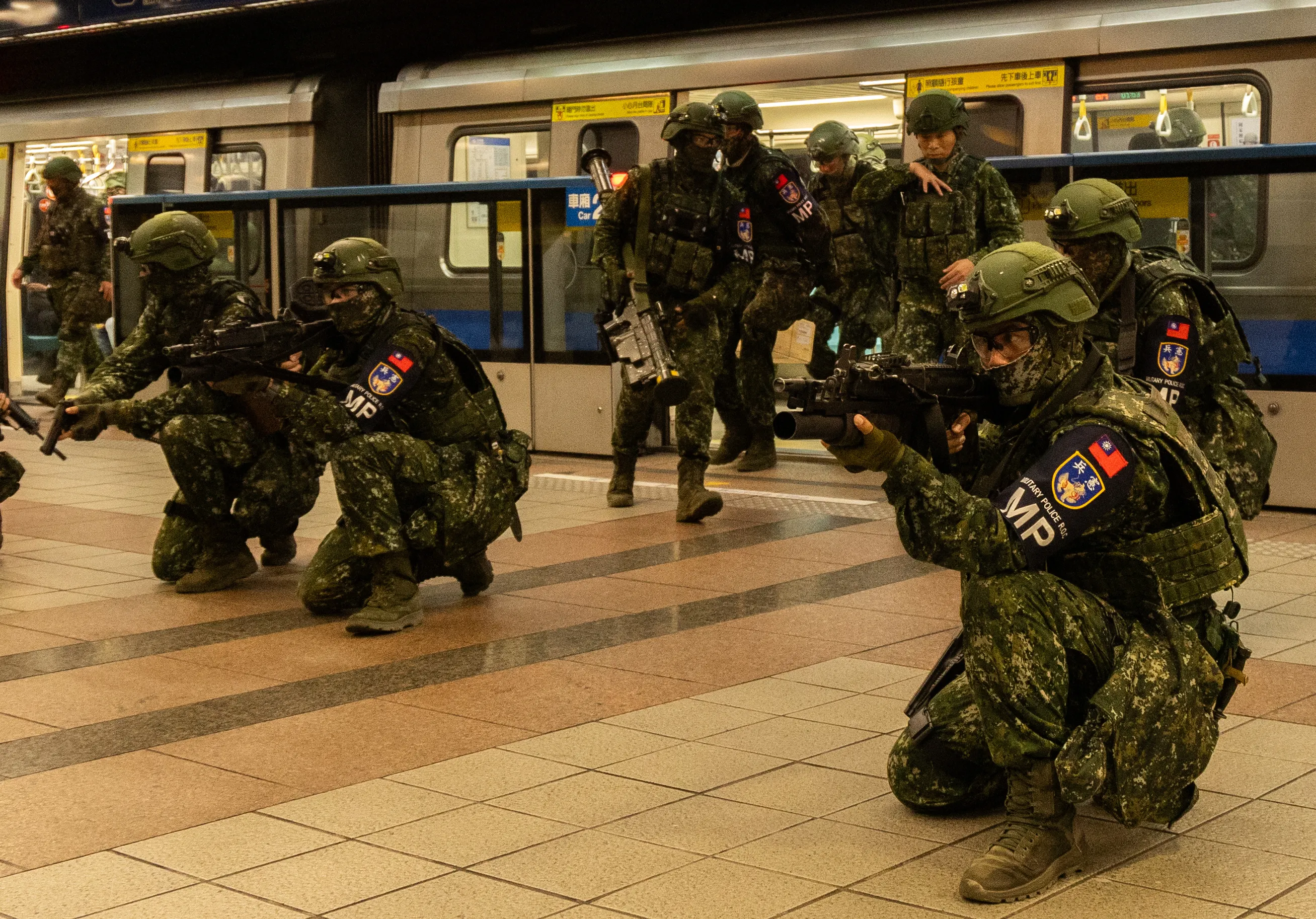 憲兵指揮部今（14）日運用地下化設施設捷運執行兵力、物資転用演習。（軍聞社提供）