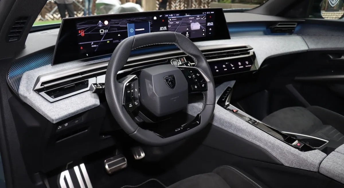 Peugeot 採用最新家族布局的 Panoramic i-Cockpit  「星際座艙」體驗，並導入21吋懸浮曲面螢幕。（劉芯衣攝）