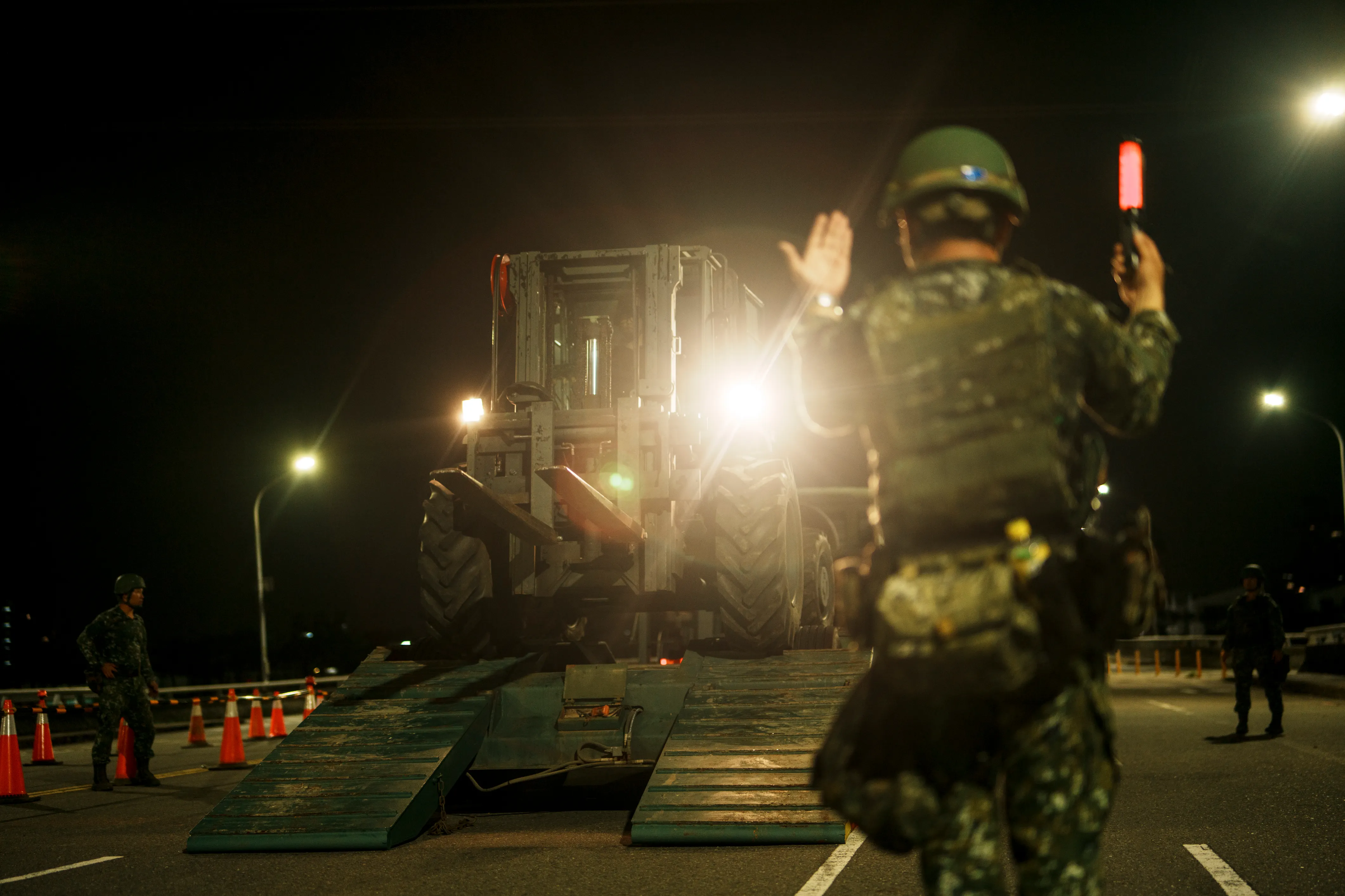 20250714-本次演訓出動多種裝備協助阻絕設施架設，圖為推高機下板作業。（傅啟禎攝）