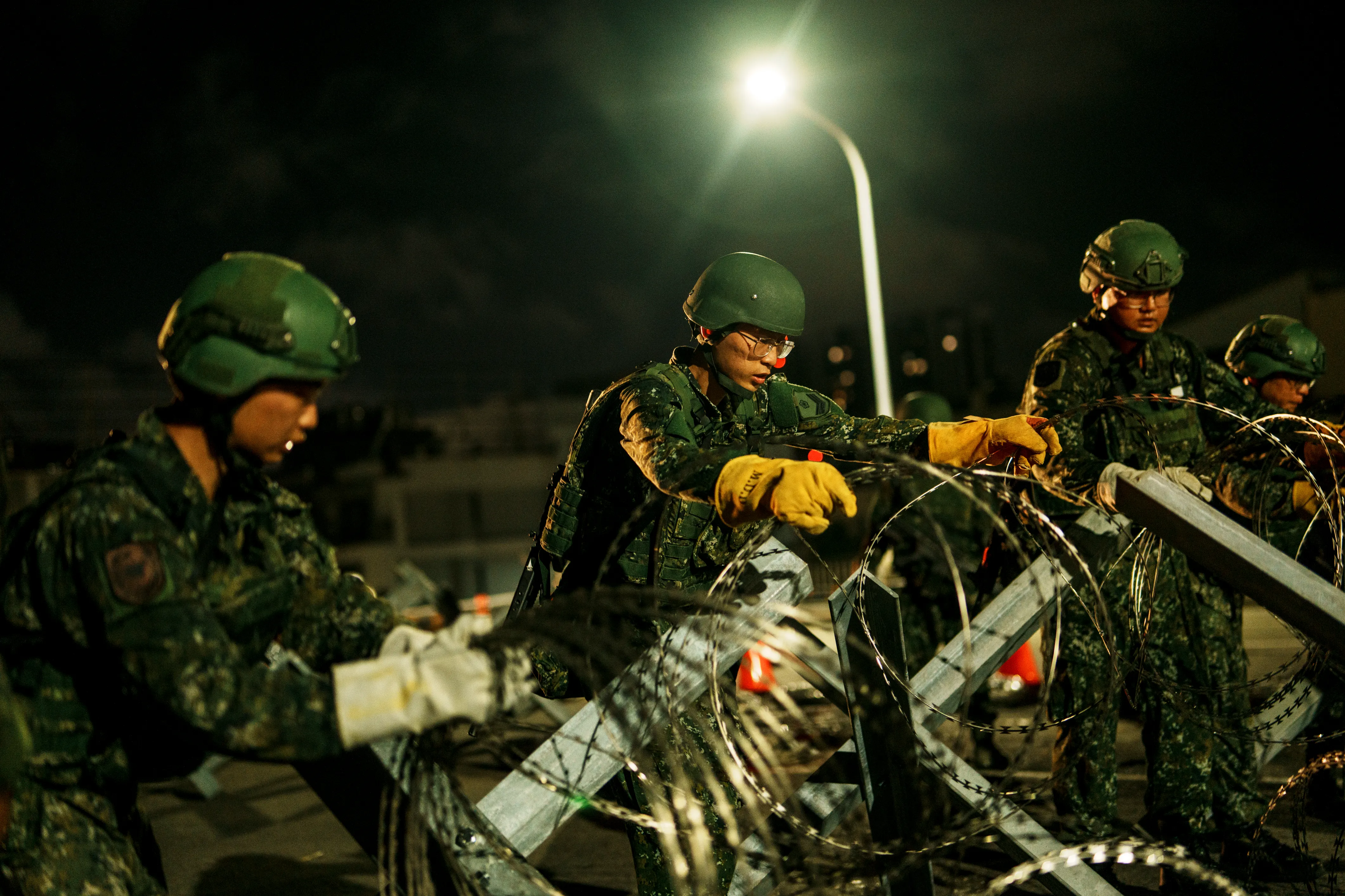 20250714-官兵於北安橋上，將蛇腹型鐵絲網與鋼刺蝟結合，使敵之車輛與人員難以通過重要設施，降低其機動性。（傅啟禎攝）