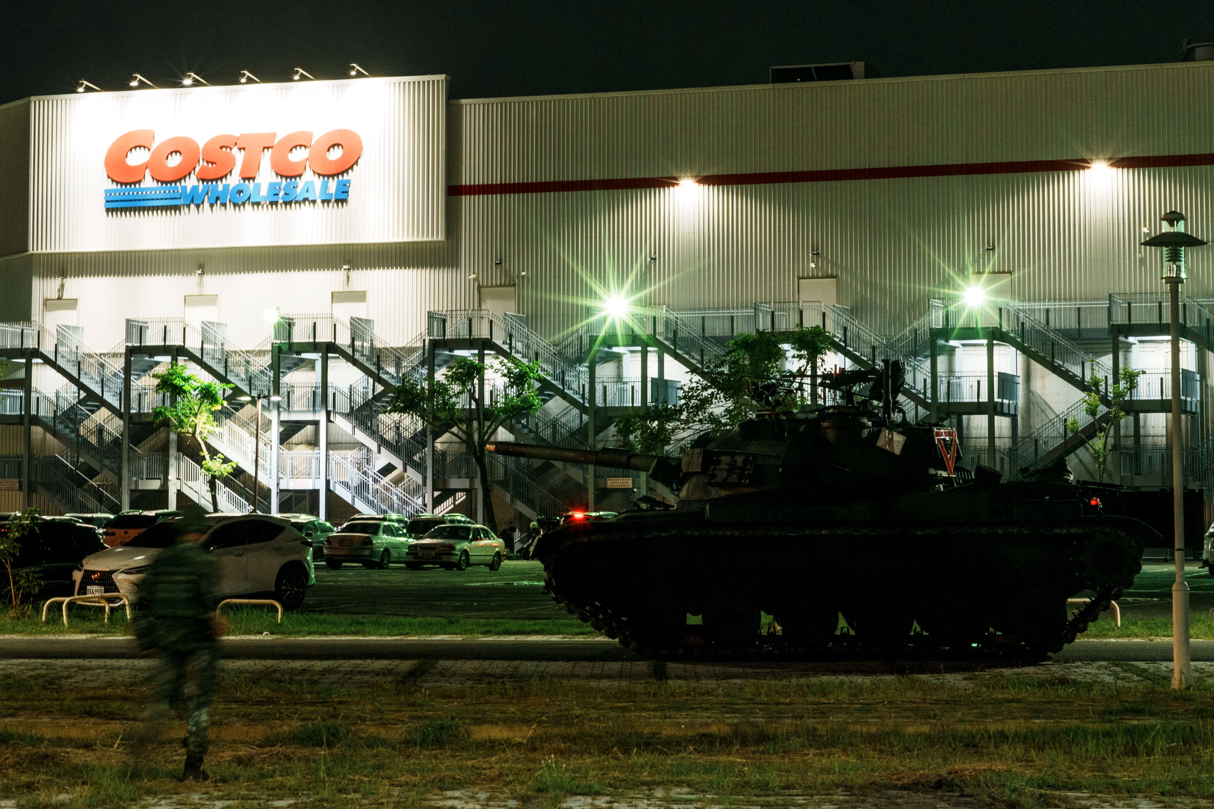 20250714-陸軍564旅所屬CM-11戰車，也在知名美式賣場周遭實施戰力保存。（傅啟禎攝）