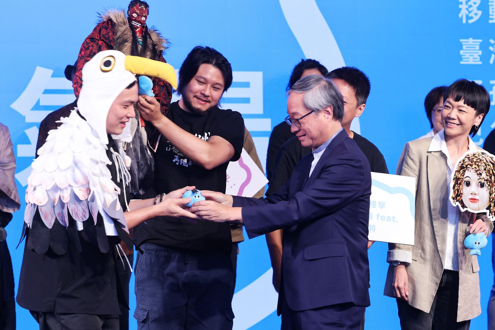 文化部長李遠（前右）頒發a-We給「We TAIWAN」參演團隊代表，象徵國人對此行的祝福與期許。