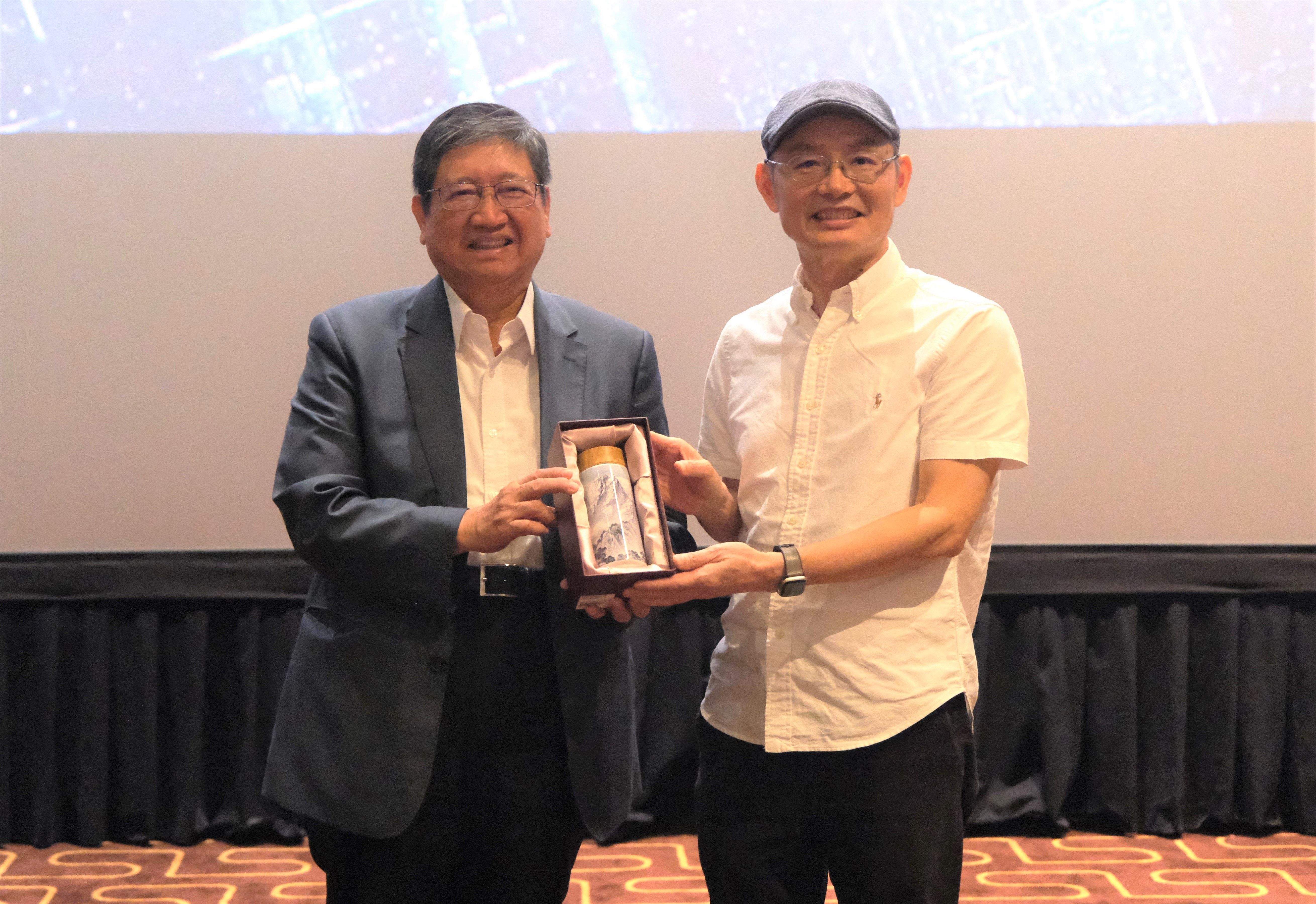 新竹縣長楊文科致贈基金會紀念品給「造山者」電影製作人陳添順。（圖／新竹縣政府提供）