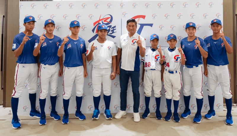 中國信託慈善基金會董事暨中華棒協理事長辜仲諒與曾接受「愛接棒計畫」支持的U12、U15及U18中華隊小將合影，勉勵他們全力以赴、為國爭光。(圖/中華棒協提供)