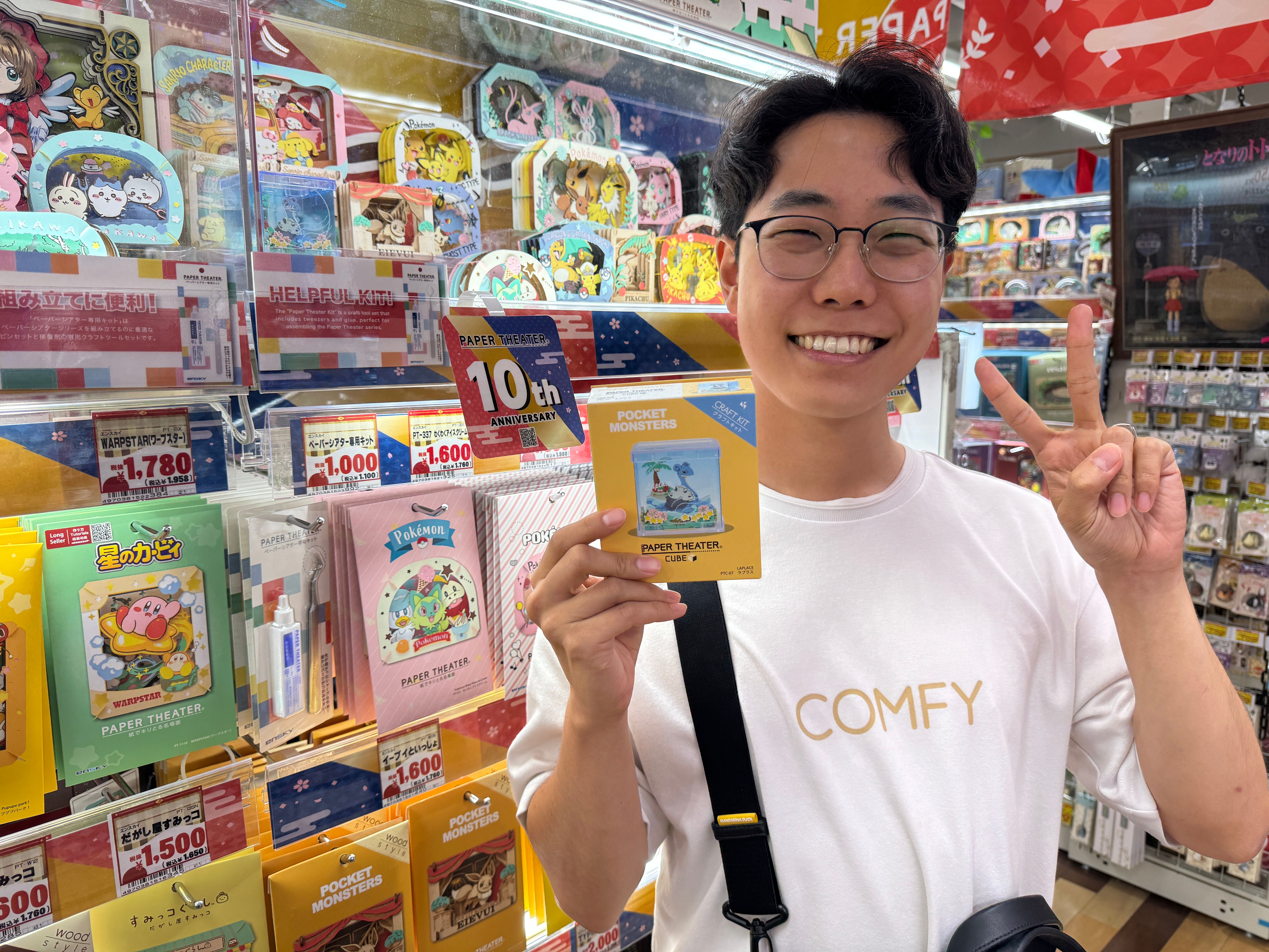 2025年7月8日、《風傳媒》記者は東京・渋谷にある「MEGAドン・キホーテ渋谷本店」を訪れ、日本の人気クラフト商品「ペーパーシアター（紙劇場）」の売場を取材；韓国から来日したKimさんとChoiさん。黃信維