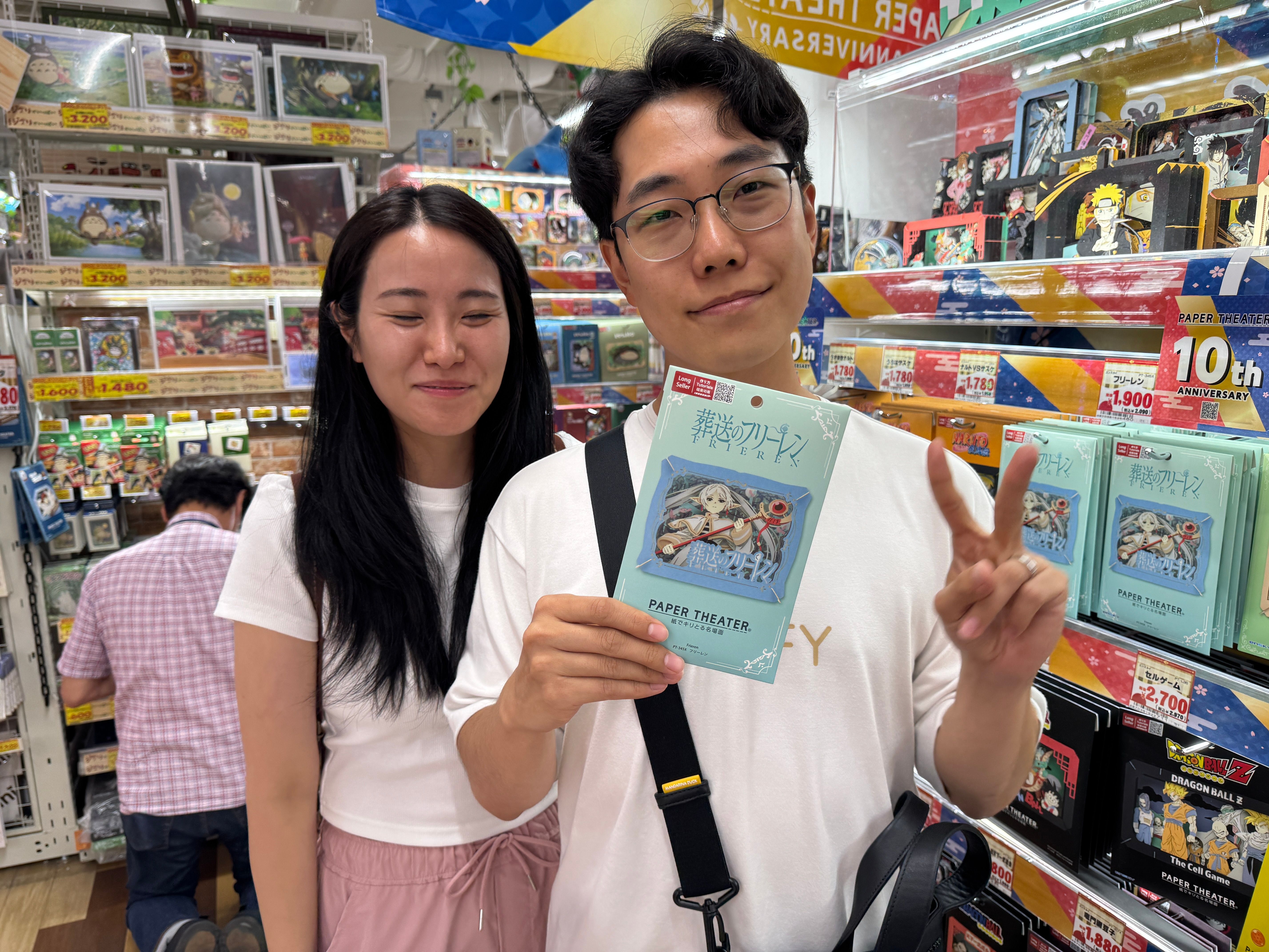 2025年7月8日、《風傳媒》記者は東京・渋谷にある「MEGAドン・キホーテ渋谷本店」を訪れ、日本の人気クラフト商品「ペーパーシアター（紙劇場）」の売場を取材；韓国から来日したKimさんとChoiさん。黃信維