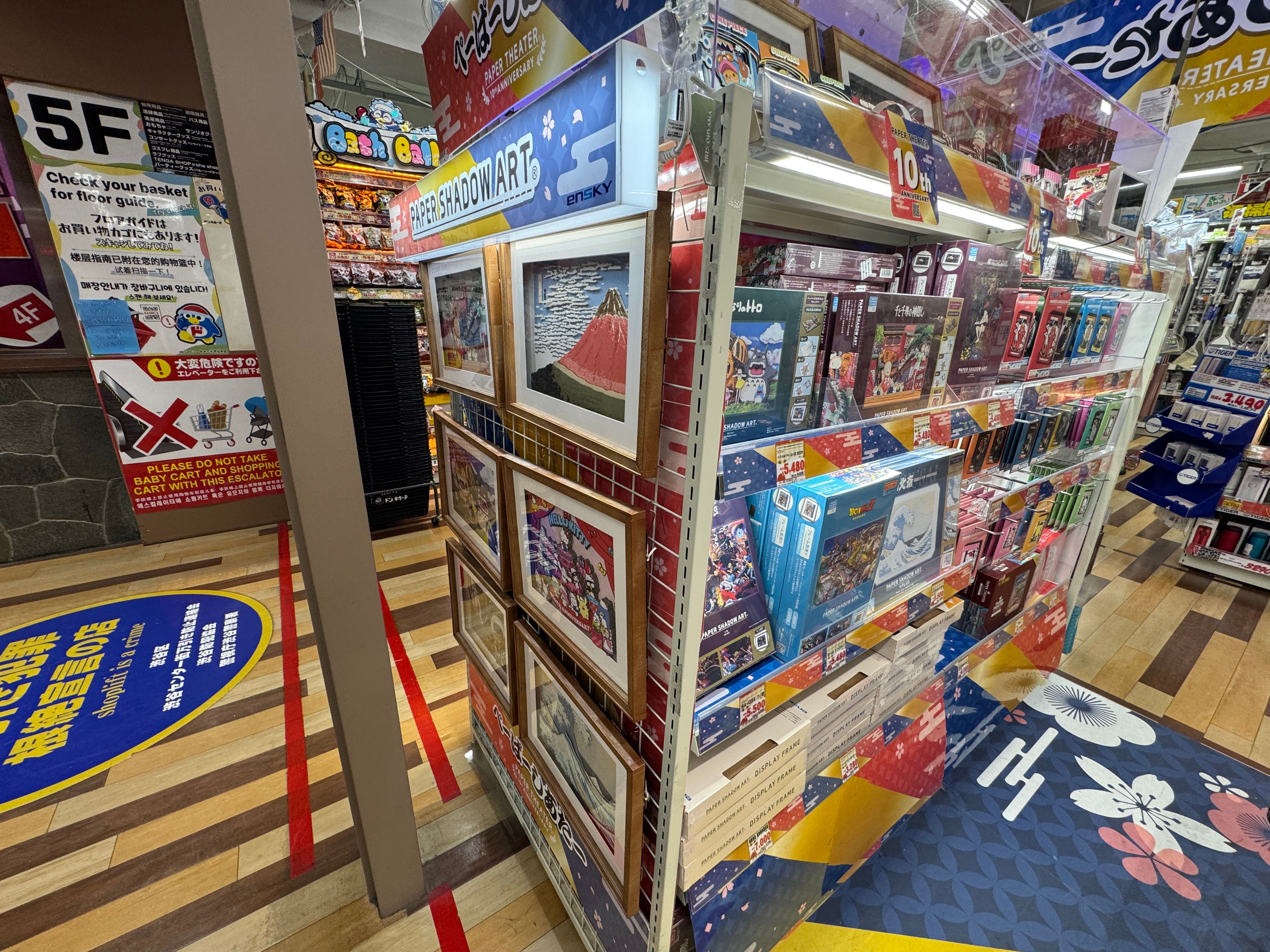 2025年7月8日、《風傳媒》記者は東京・渋谷にある「MEGAドン・キホーテ渋谷本店」を訪れ、日本の人気クラフト商品「ペーパーシアター（紙劇場）」の売場を取材。黃信維