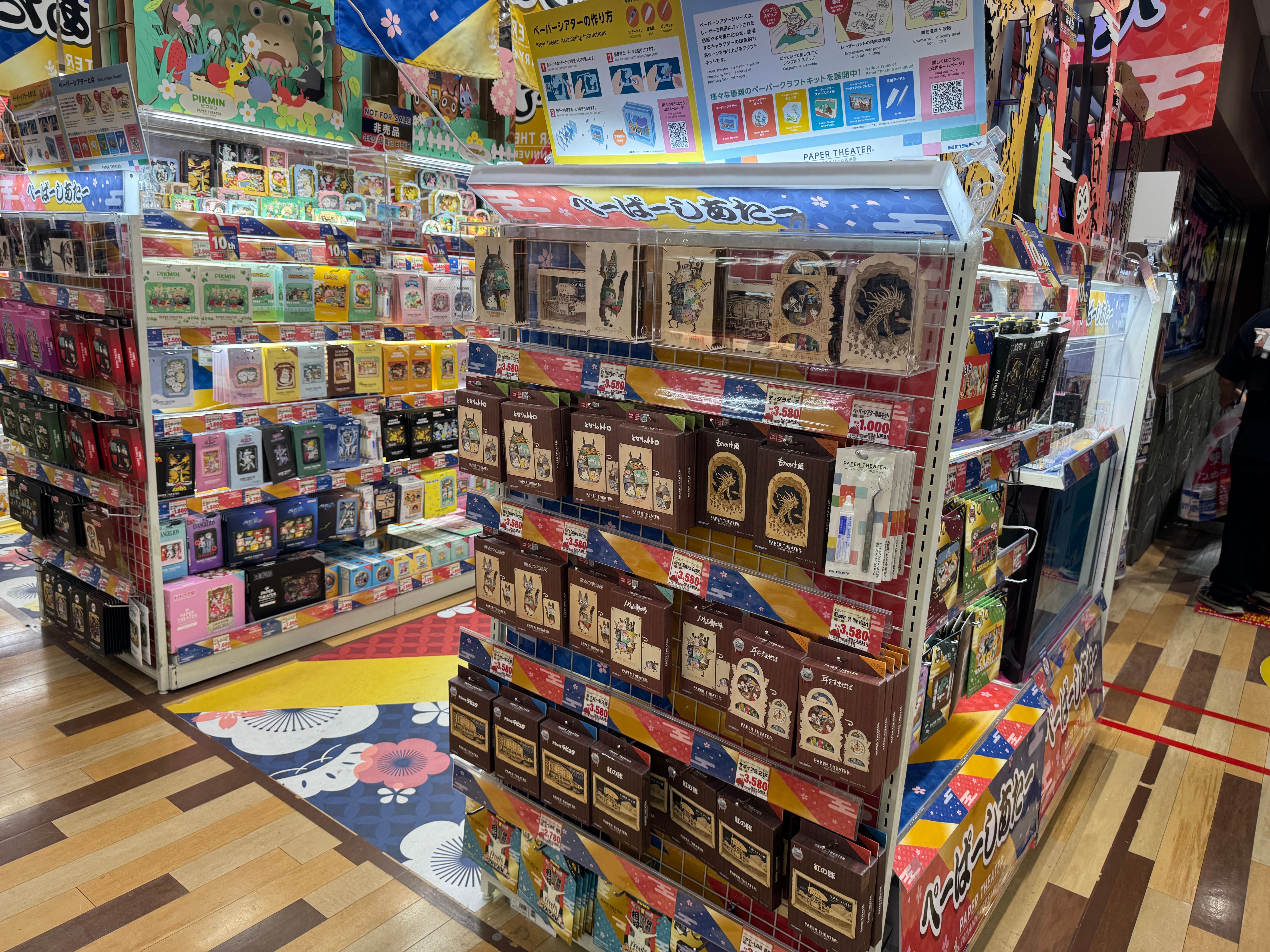 2025年7月8日、《風傳媒》記者は東京・渋谷にある「MEGAドン・キホーテ渋谷本店」を訪れ、日本の人気クラフト商品「ペーパーシアター（紙劇場）」の売場を取材；韓国から来日したKimさんとChoiさん。黃信維
