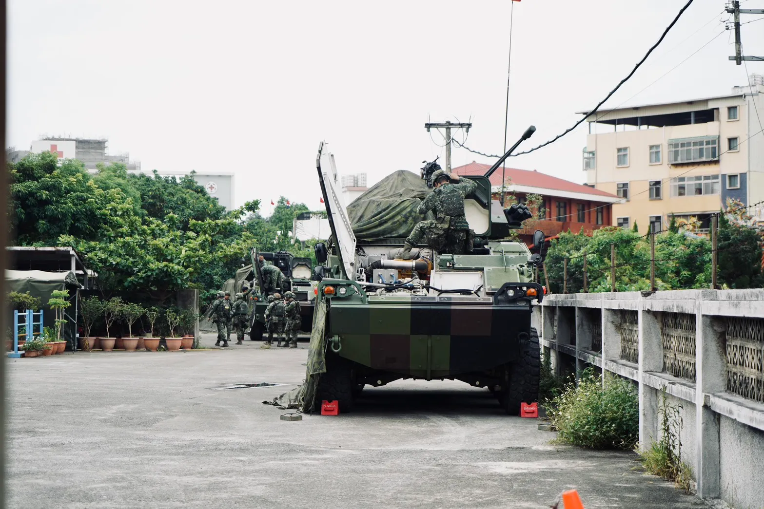 漢光演習今（14）日進入第六天，在第三作戰區執行淡水海纜站關鍵基礎設施防護，場兩台雲豹八輪甲的引擎都呈現打開狀態。（張曜麟攝）
