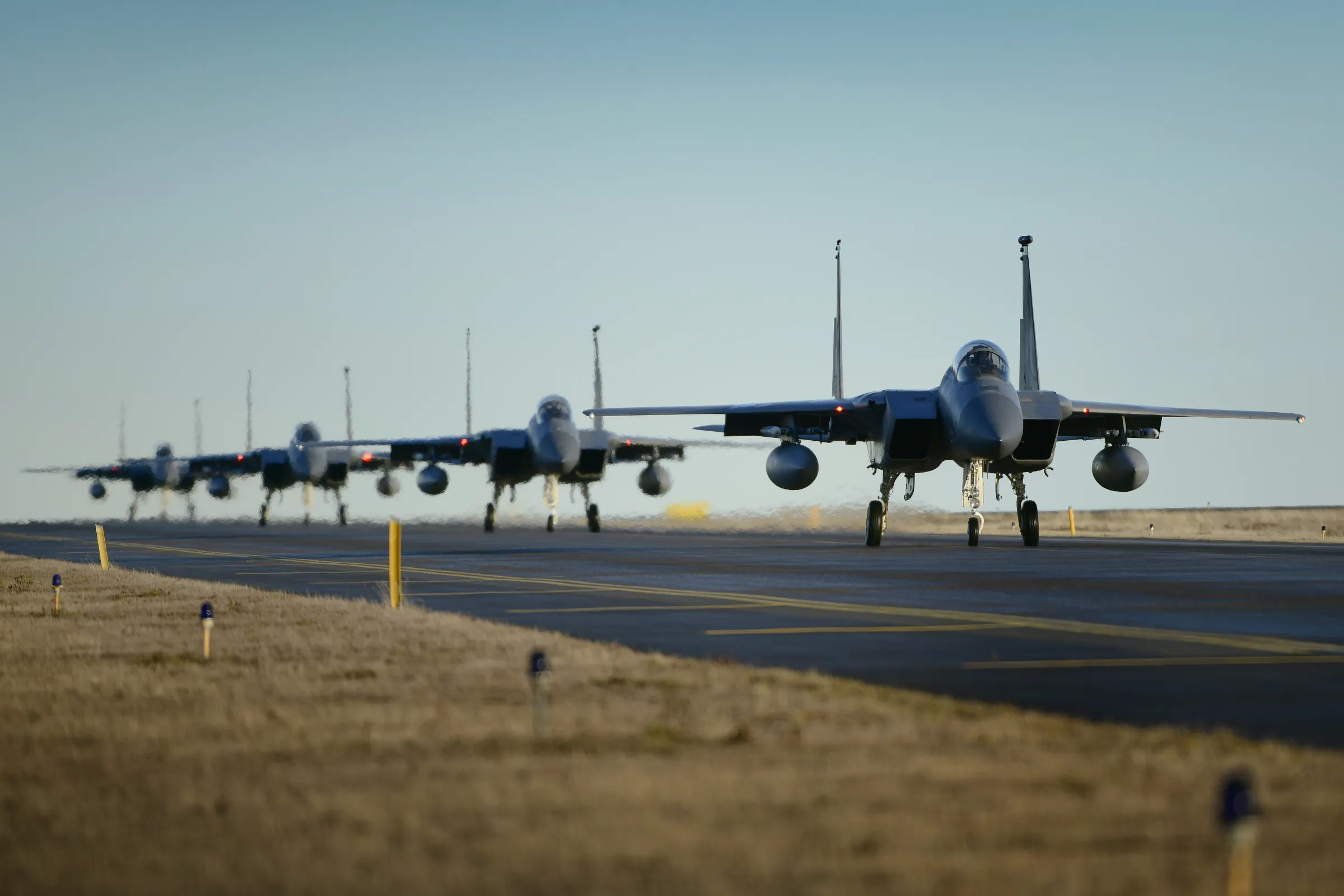 2020年10月26日。美國空軍第493遠征戰鬥機中隊的 F-15C/D鷹式戰機在冰島基夫拉維克（Keflavik）空軍基地執行例行任務。（圖片來源：US Air Force）