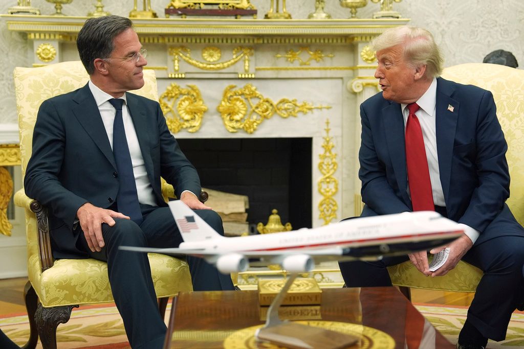 2025年7月14日。アメリカのトランプ大統領がホワイトハウスのオーバルオフィスでNATO事務総長のストルテンベルグ氏と会談。（AP）