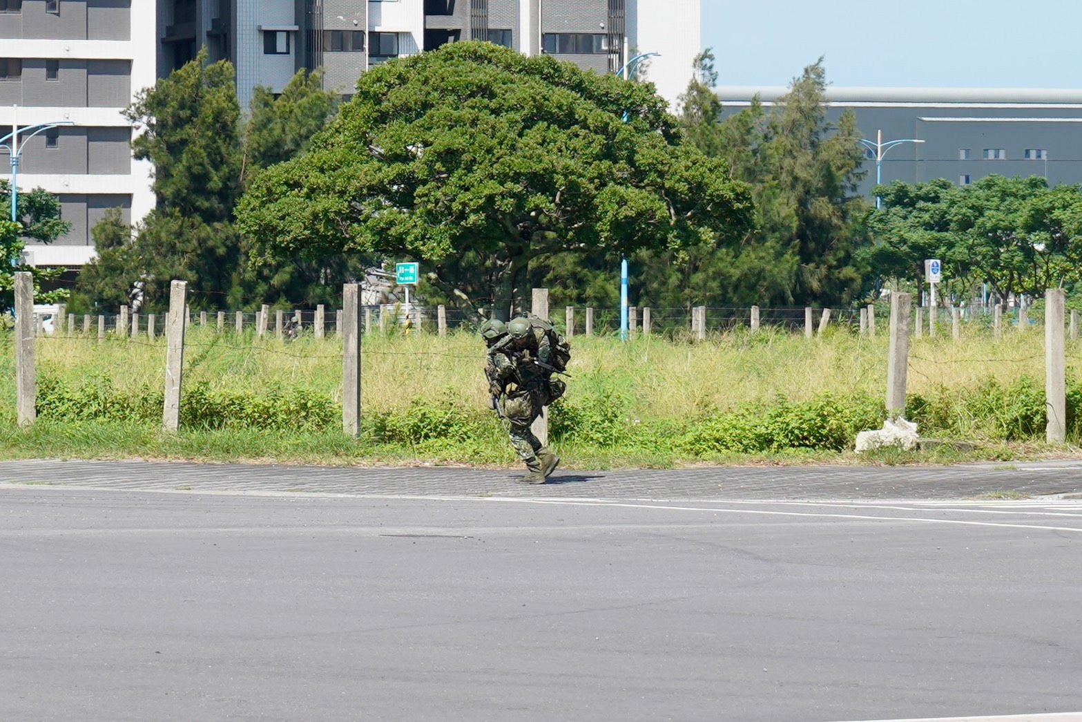20250715-漢光41號演習，陸軍於八里進行縱深防禦演練，出動雲豹30公厘機砲甲車、拖式2B反裝甲飛彈車。（張曜麟攝）